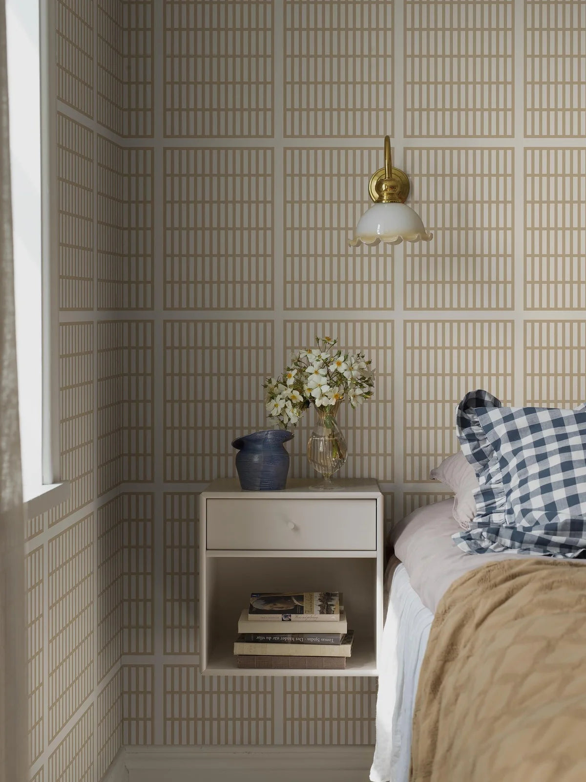 Tapeta s geometrickým vzorom ALVAR AALTO 14/6 béžová s bielou