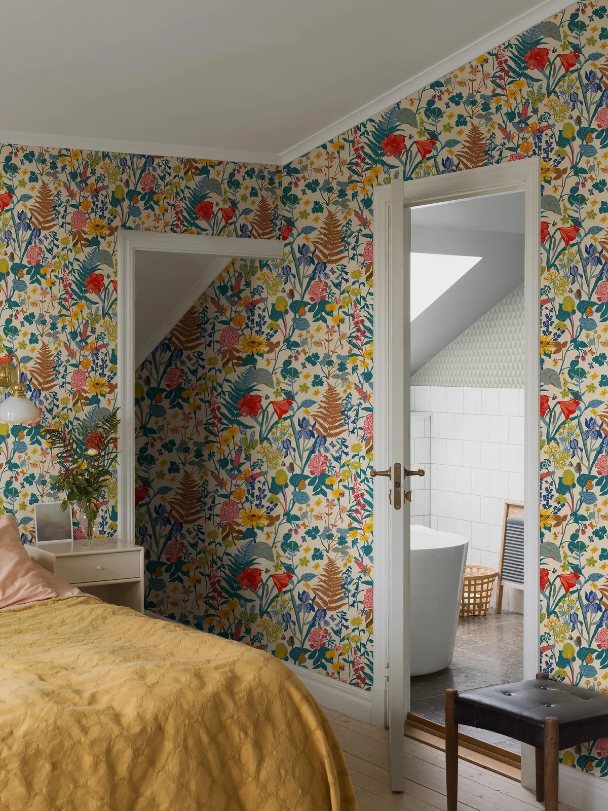 Tapeta s rastlinným motívom STUGRABATT béžová s modrou