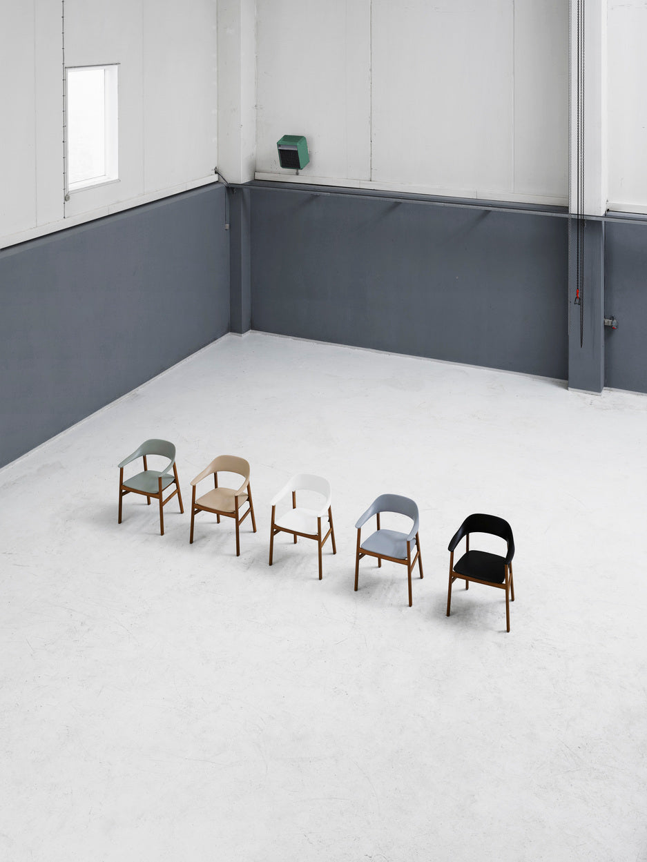 Chair with armrests Herit White with a natural oak base