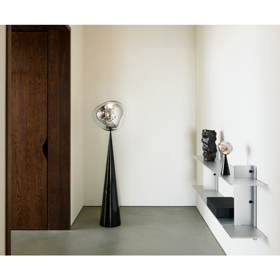 Stojaca lampa MELT strieborná s čiernym podstavcom