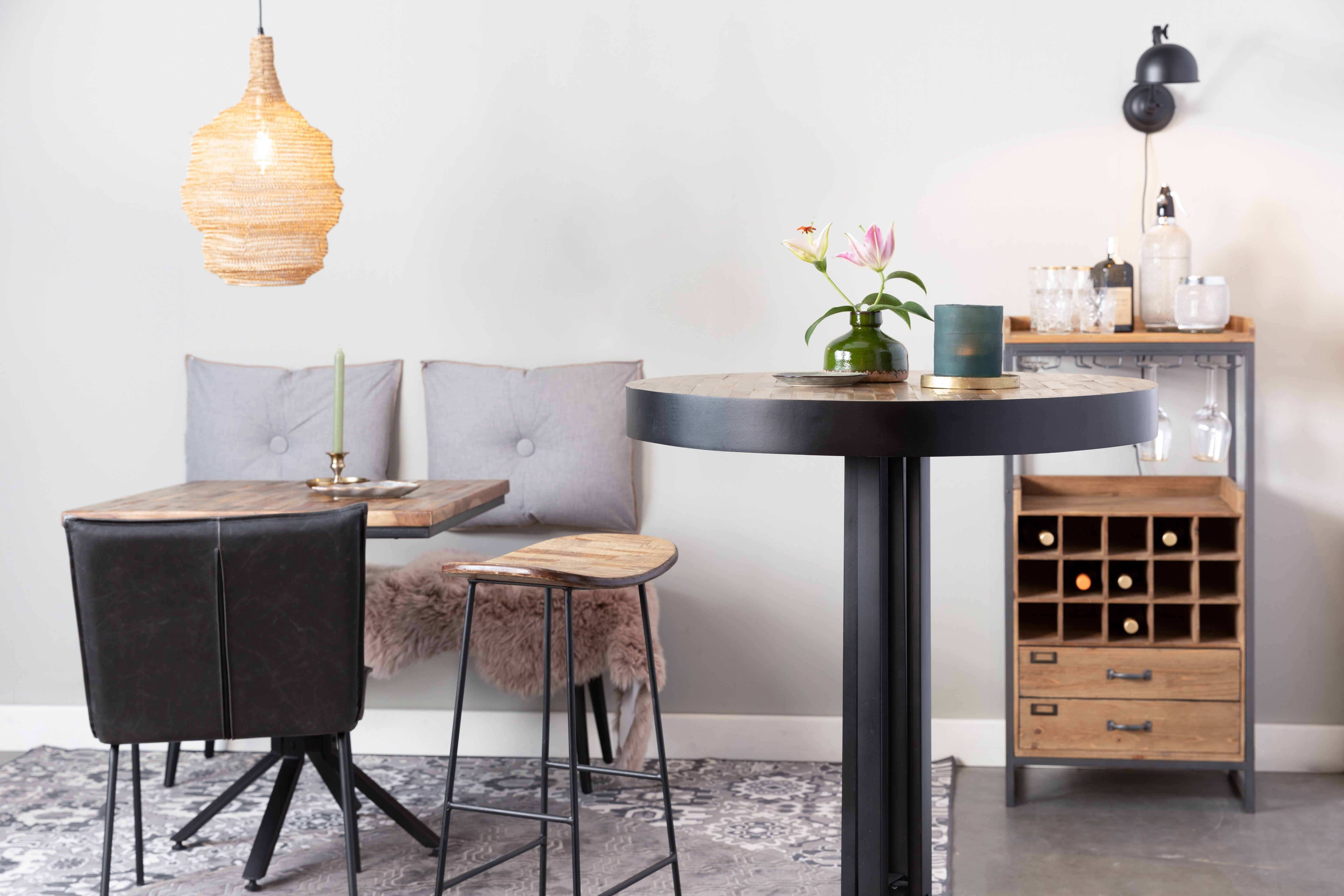 Barový stolička TANGLE z teakového dreva s čiernym podstavcom