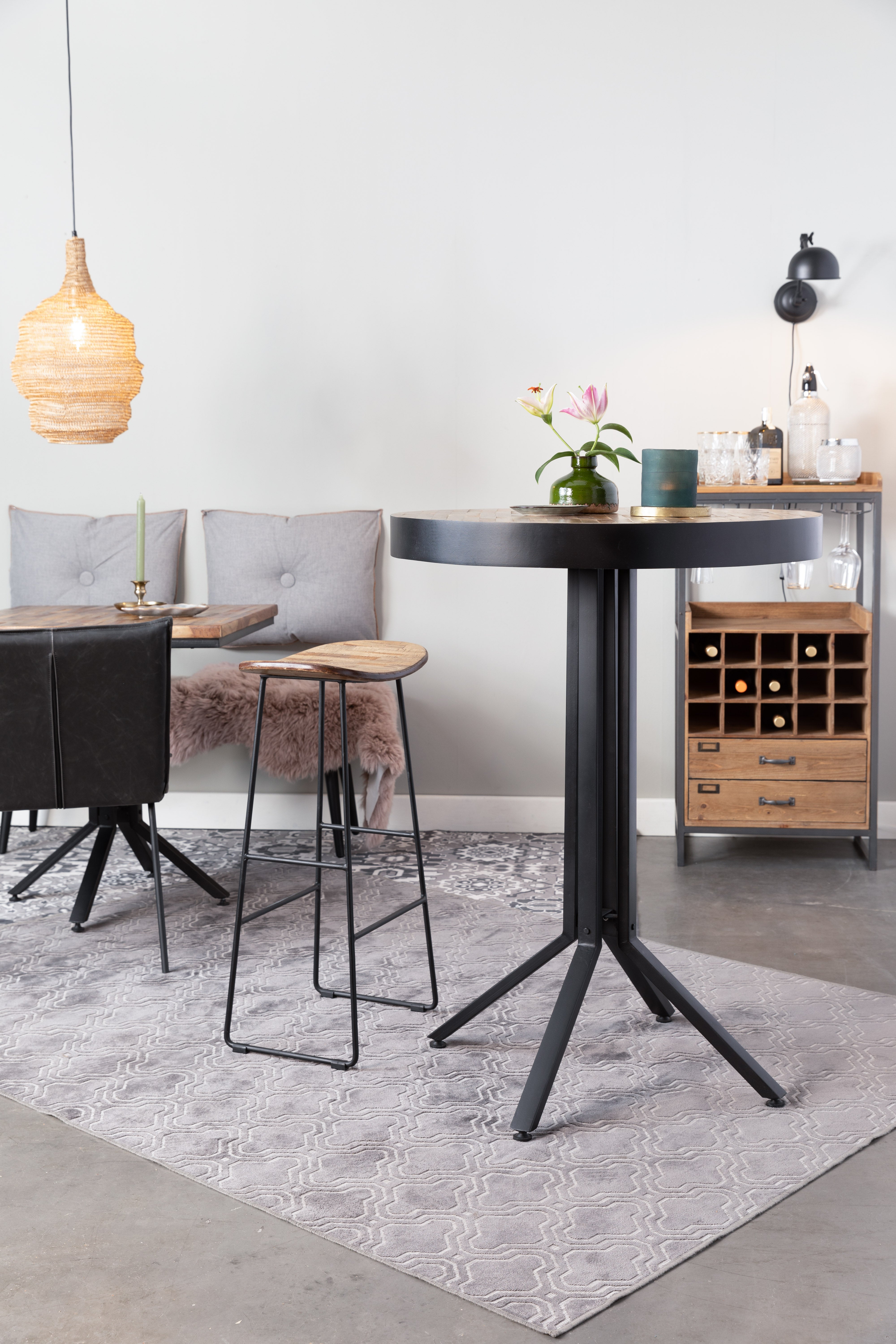 Barový stolička TANGLE z teakového dreva s čiernym podstavcom