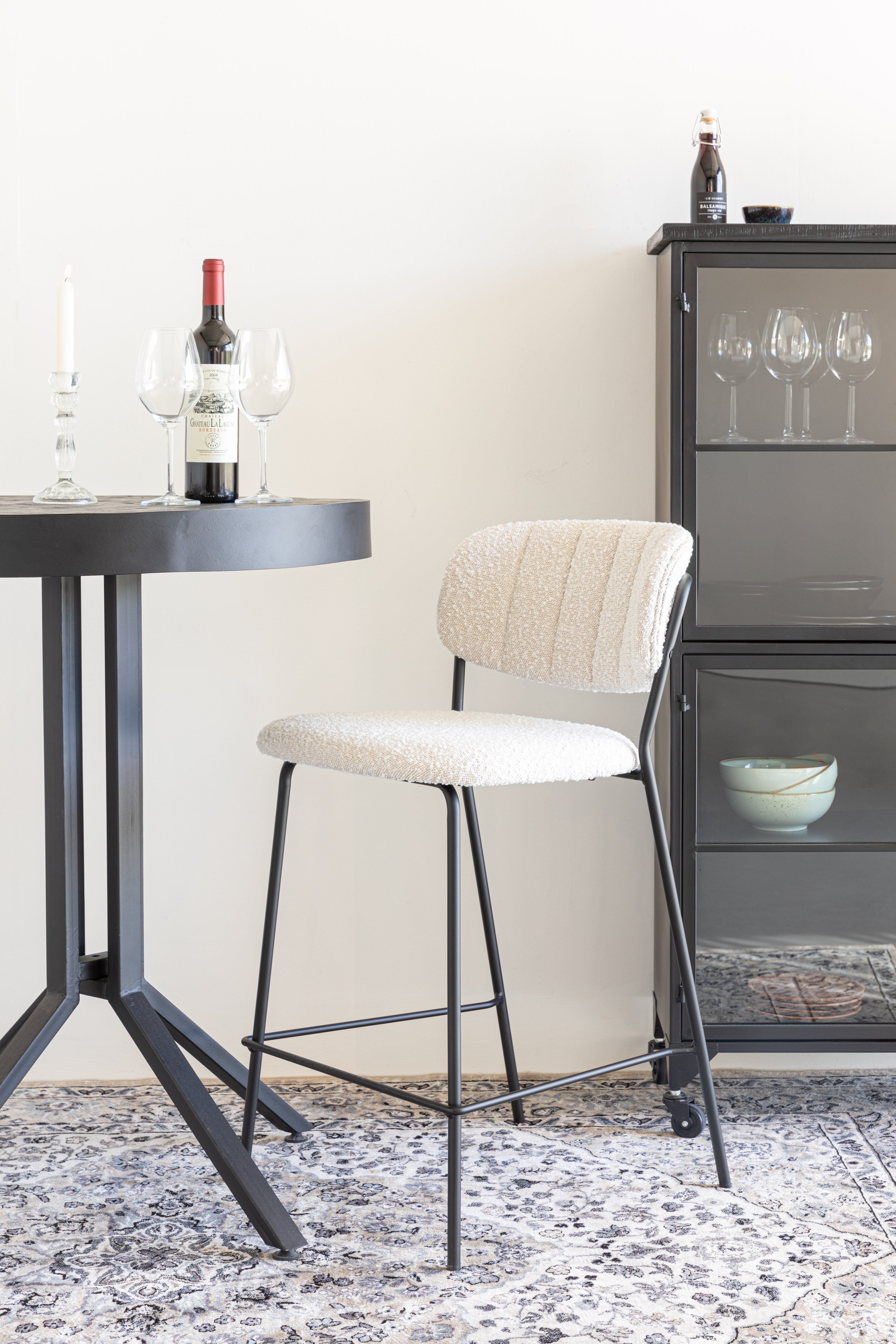 Barová stolička JOLIEN krémový boucle s čiernym podstavcom