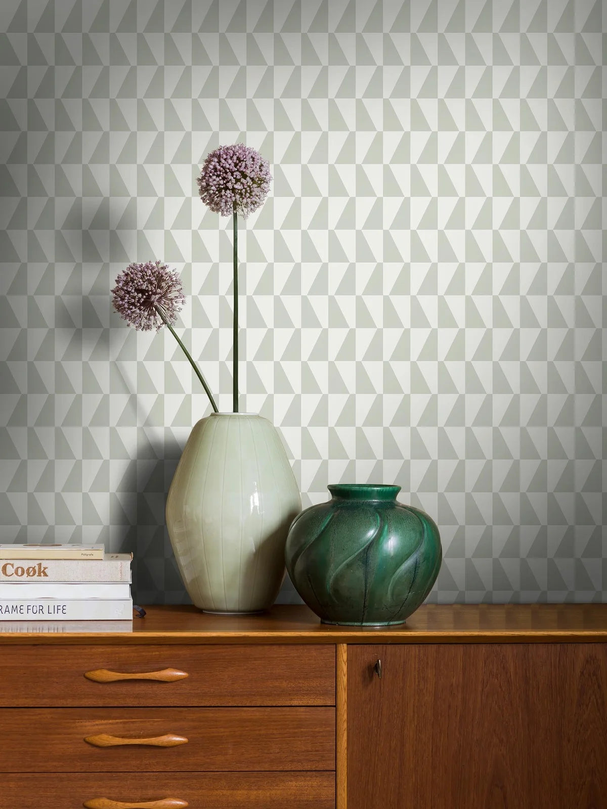 Papierová flizelínová tapeta s geometrickým vzorom TRAPEZ zelená s bielou