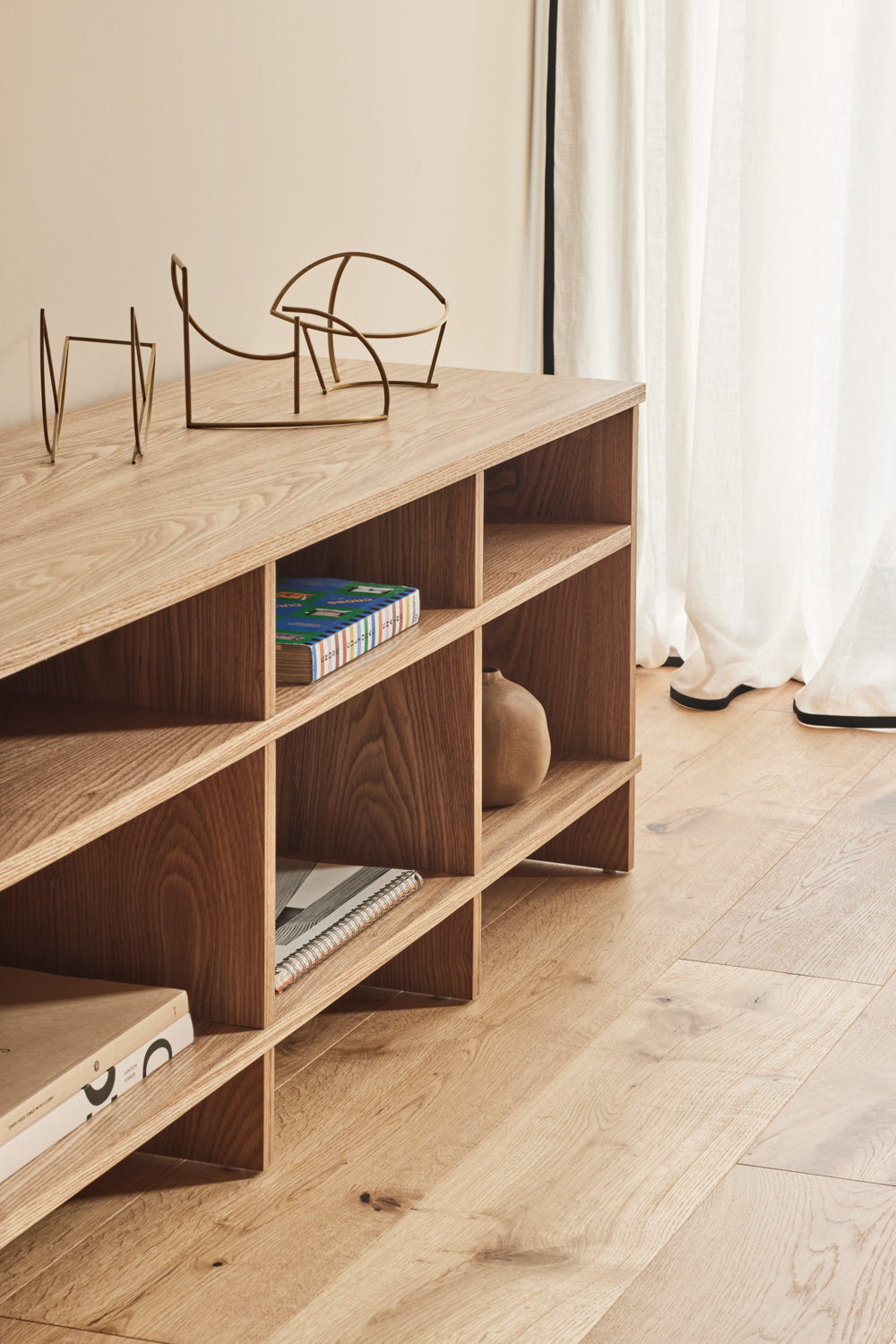 Televízna skrinka INARI dýha dubová