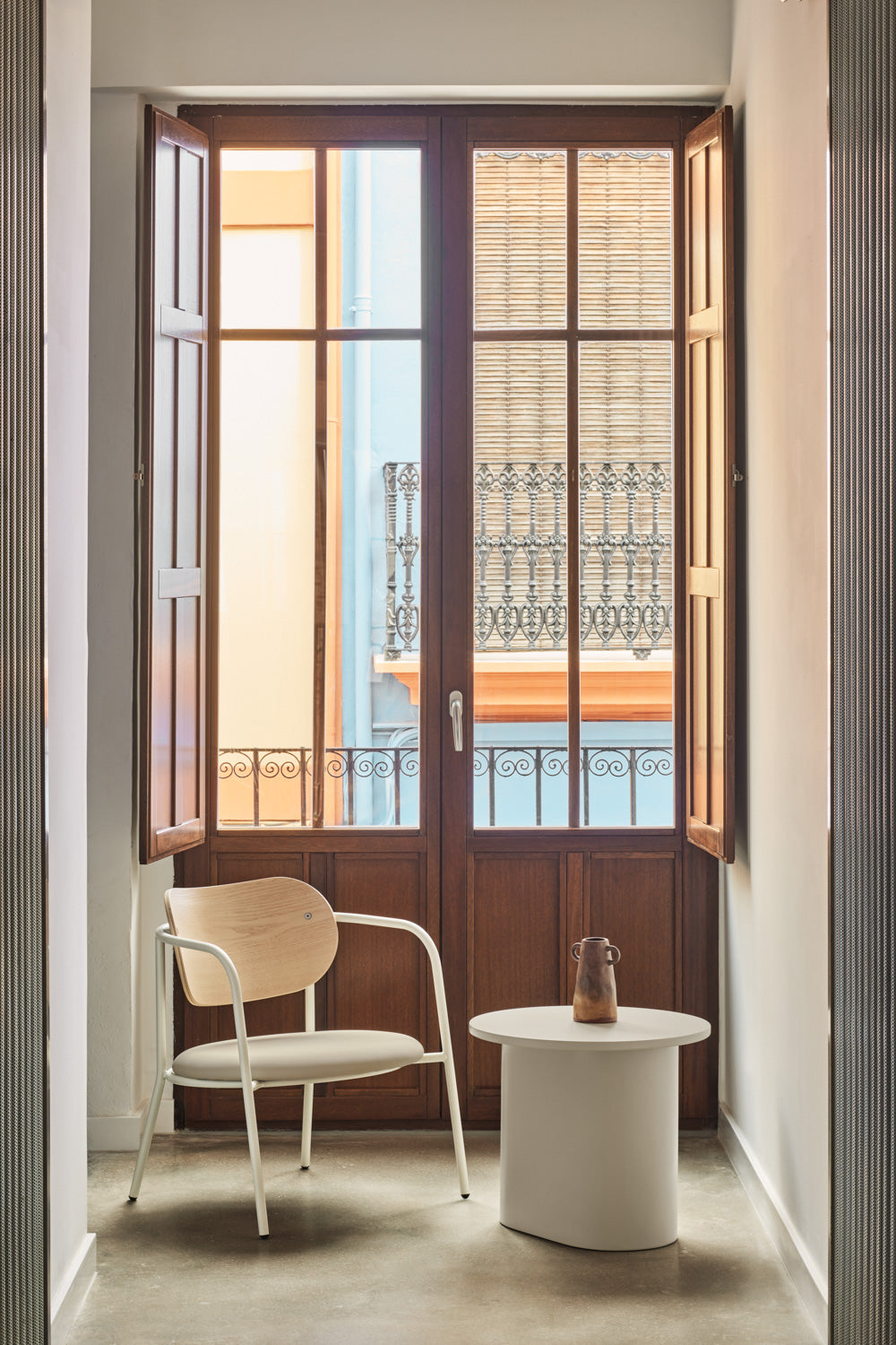 Bočný stolík TOTEM béžový