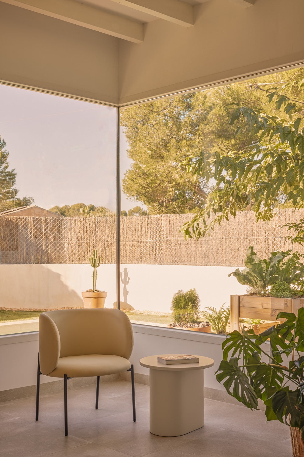 Bočný stolík TOTEM béžový