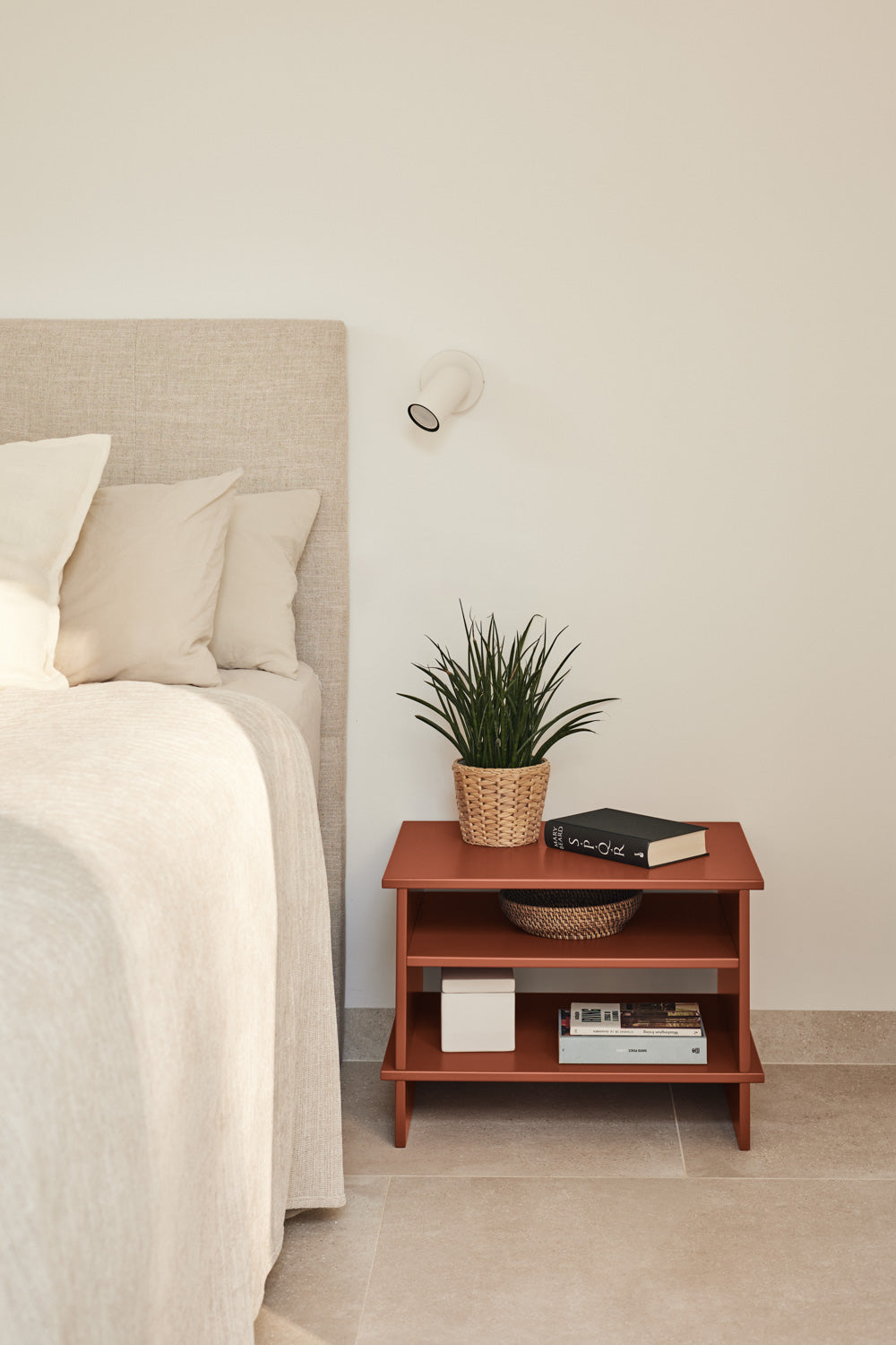 Nočná skrinka INARI tehlovo červená