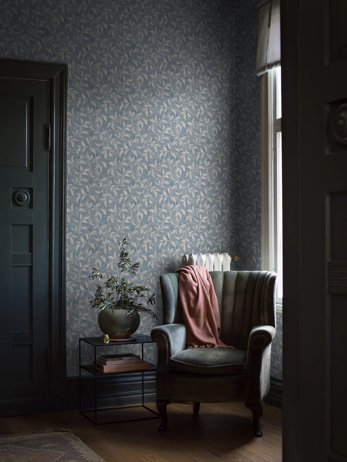 Papierová flizelínová tapeta s rastlinným vzorom ROSEWOOD NIGHT modrá