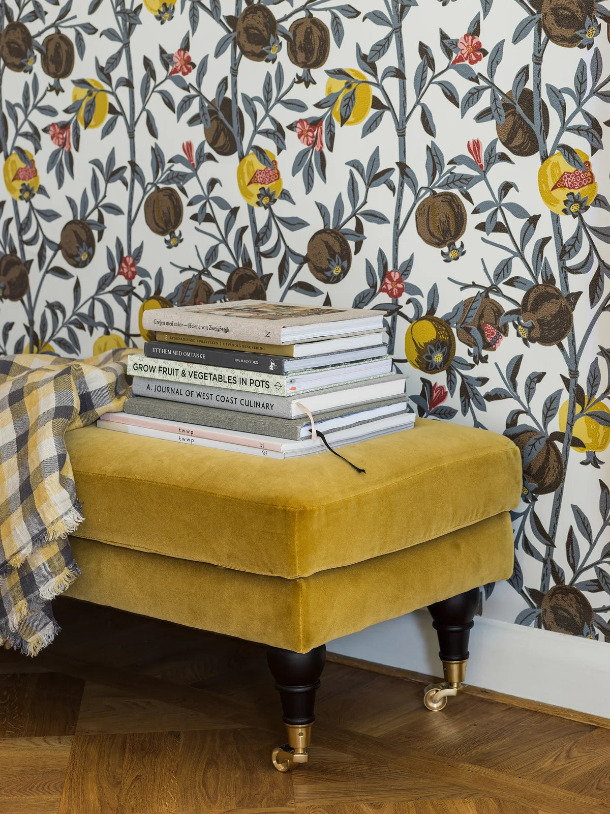 Tapeta s rastlinným vzorom ovocia GRANATAPPLE biela s hnedou