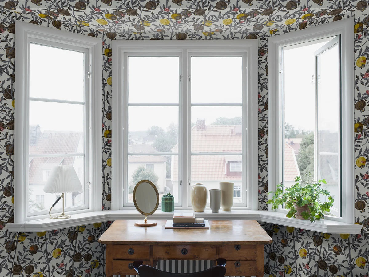 Tapeta s rastlinným vzorom ovocia GRANATAPPLE biela s hnedou