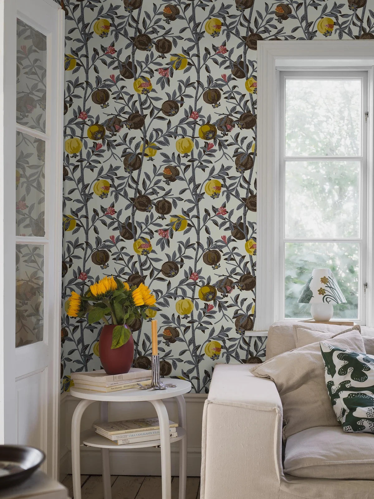 Tapeta s rastlinným vzorom ovocia GRANATAPPLE biela s hnedou