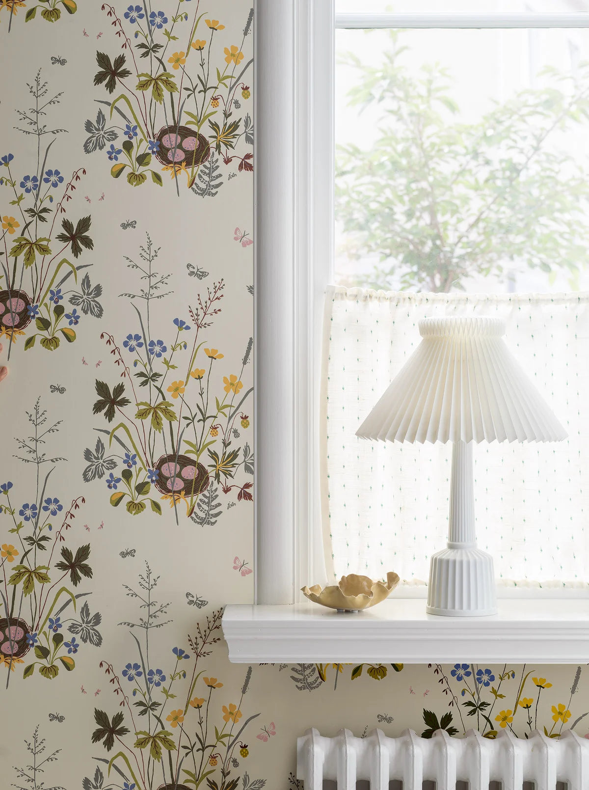 Tapeta s rastlinným vzorom kvetov FAGELBO krémová s hnedou