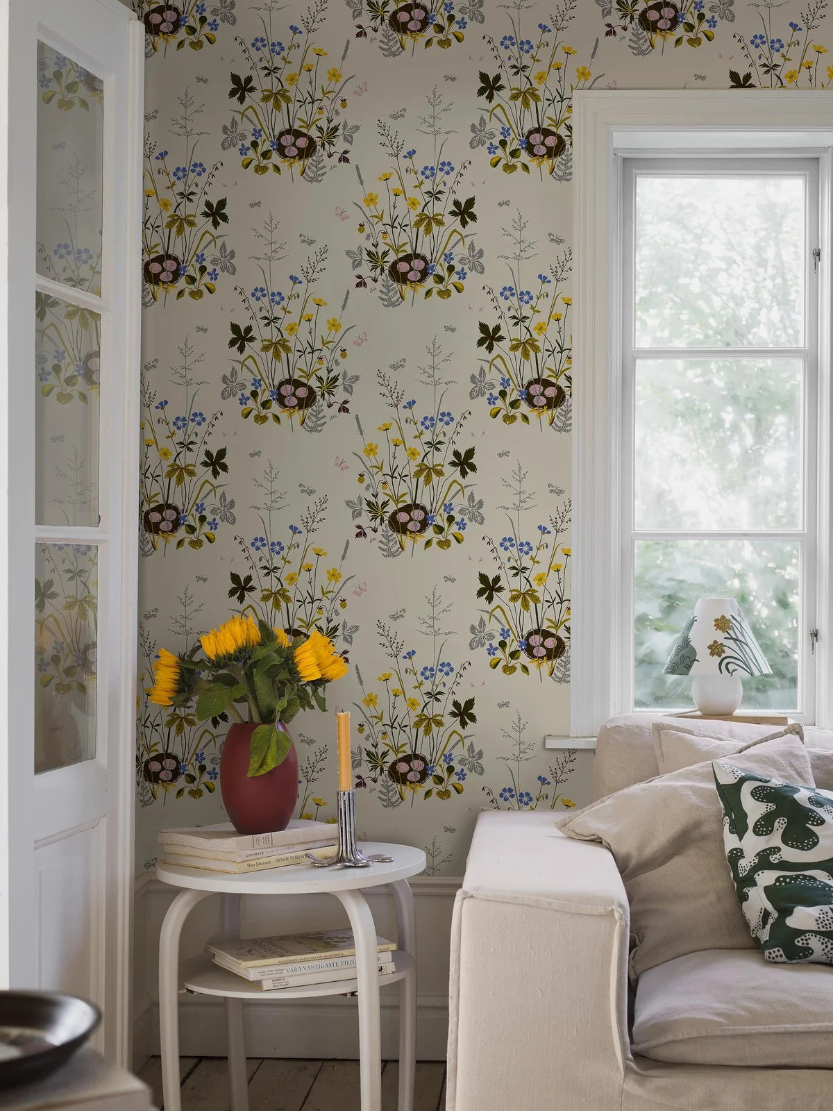 Tapeta s rastlinným vzorom kvetov FAGELBO krémová s hnedou