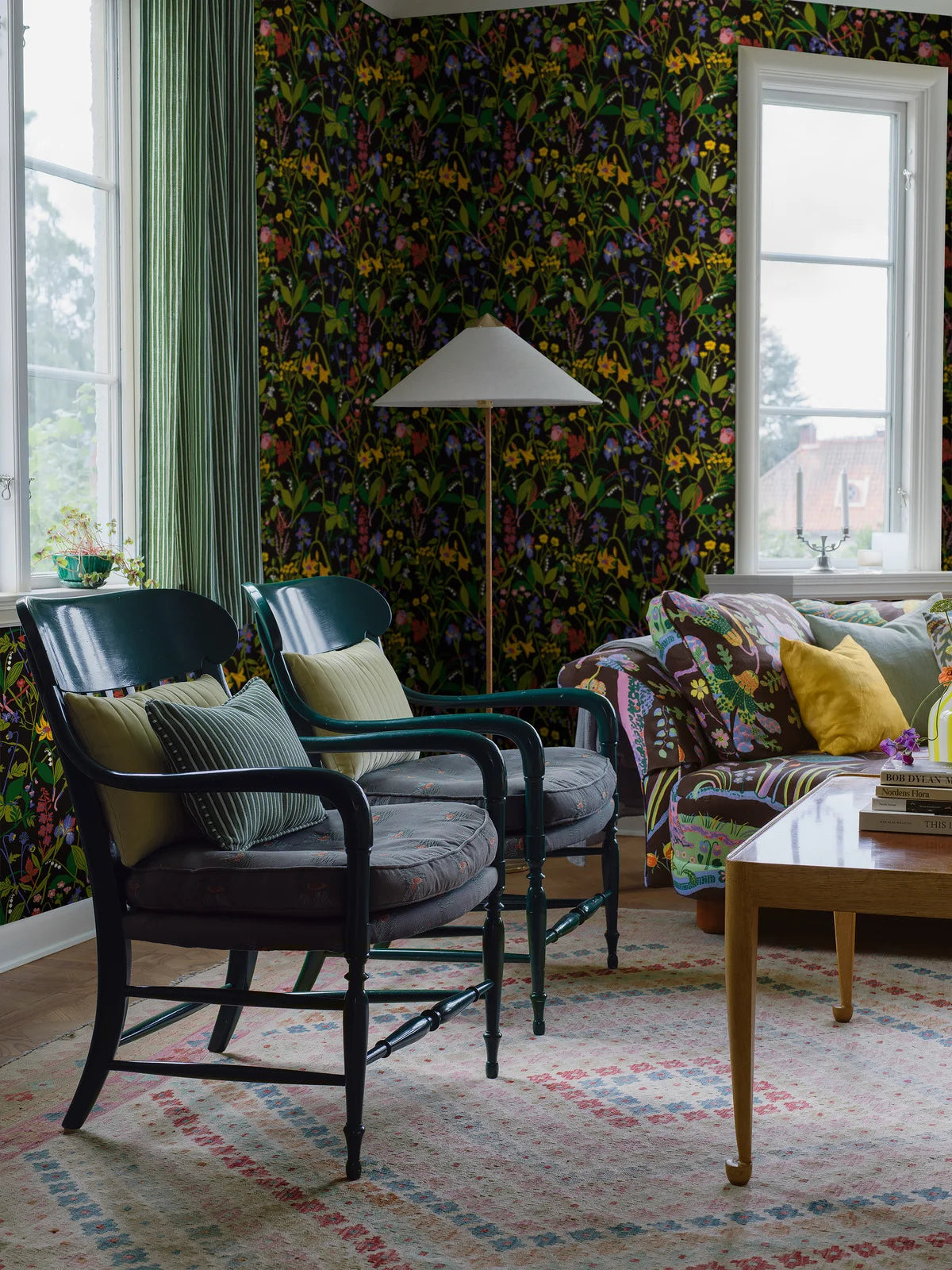 Tapeta s rastlinným motívom kvetov ROS OCH LILJA čierna