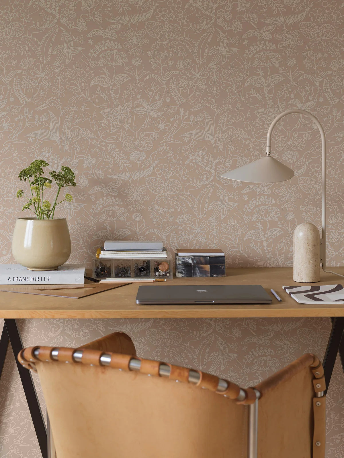 Wallpaper with a floral pattern of flowers and leaves GRAZIA brown