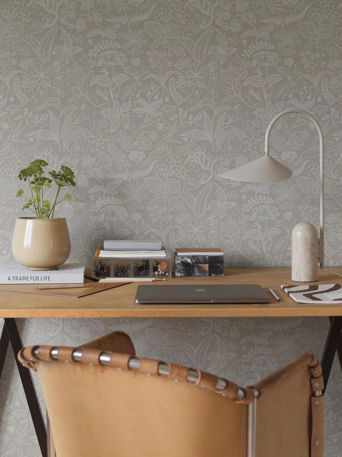 Tapeta s rastlinným vzorom kvetov a listov GRAZIA šedá s bielou