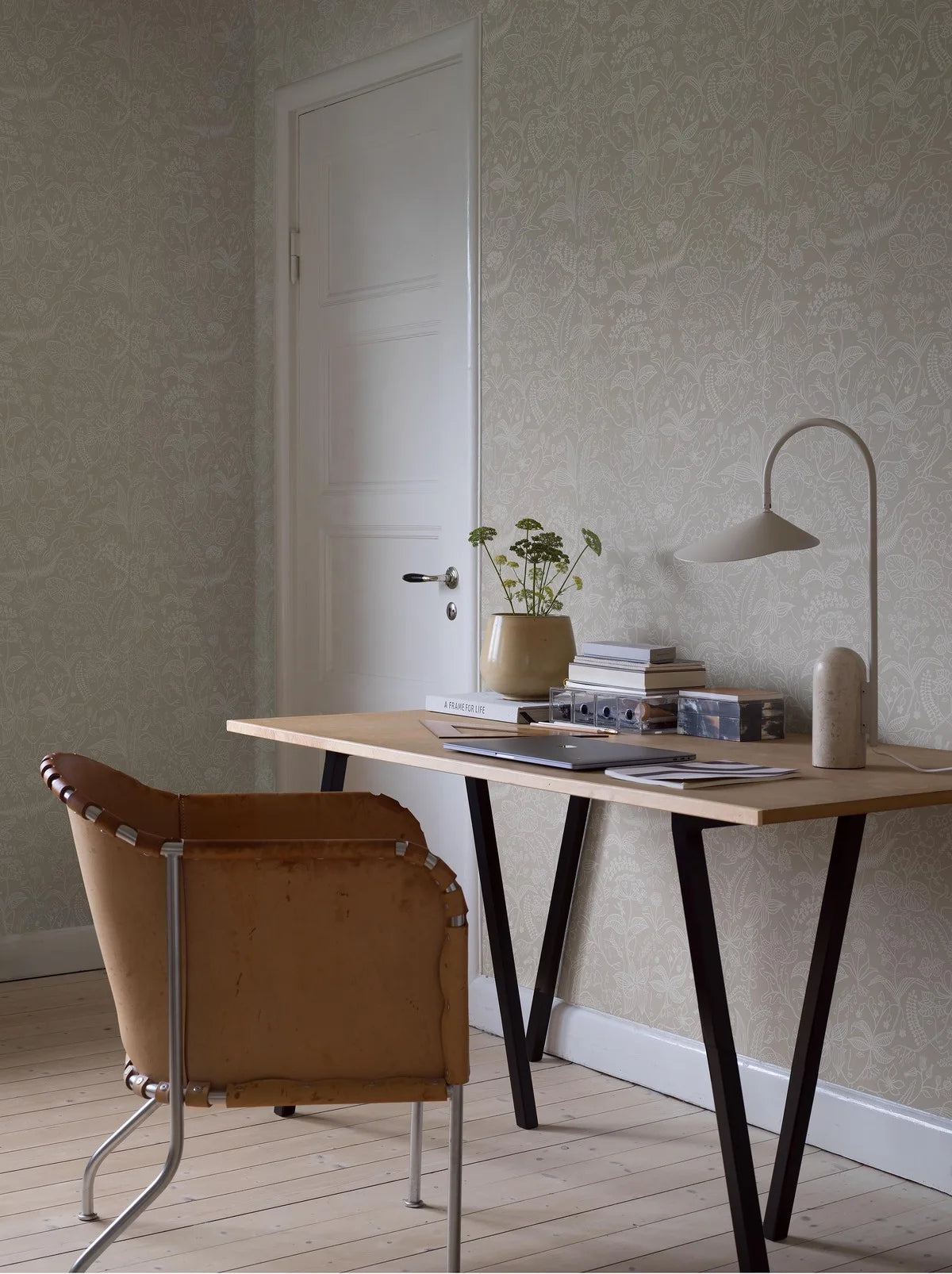 Tapeta s rastlinným vzorom kvetov a listov GRAZIA šedá s bielou