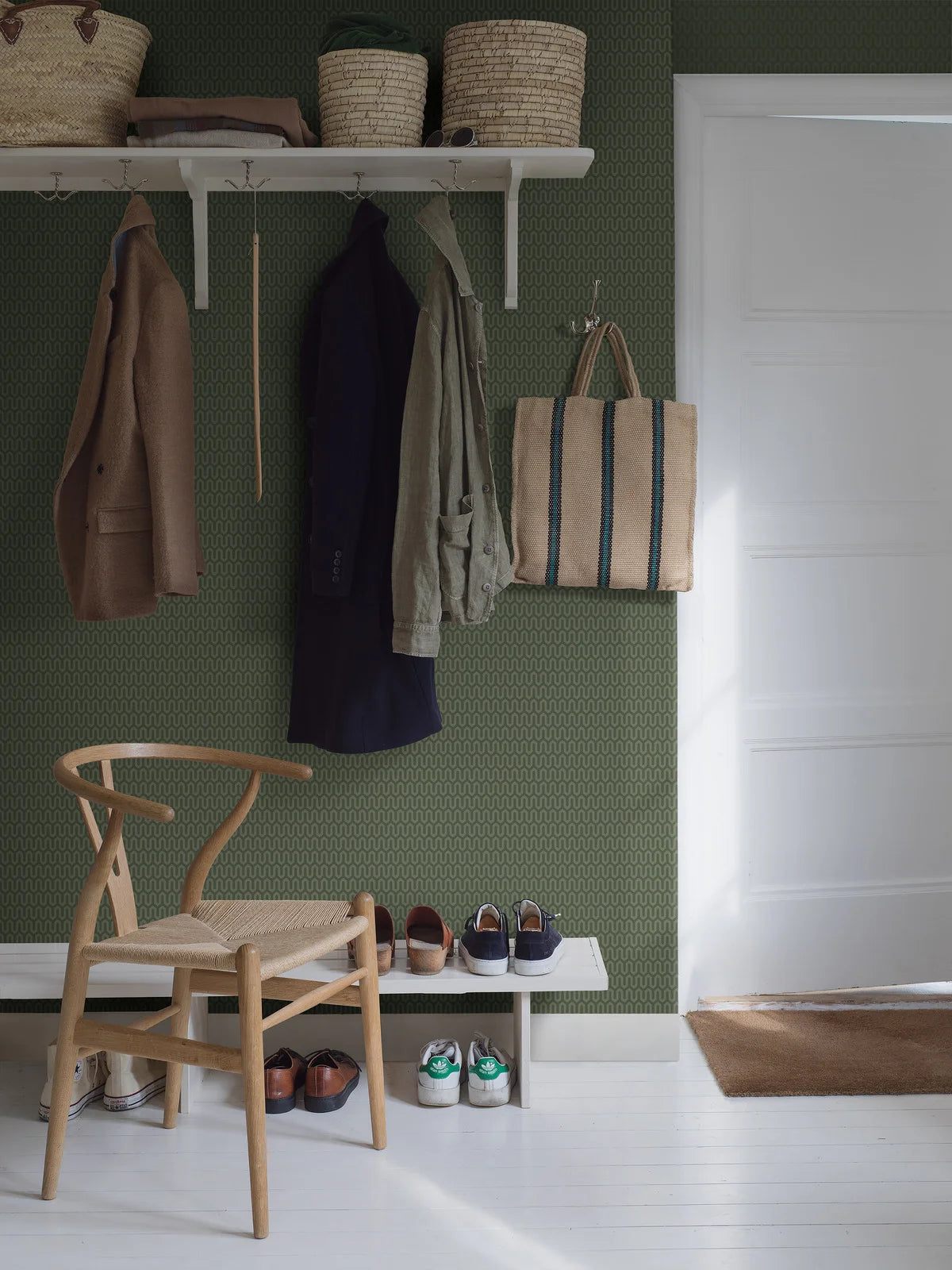 Papierová flizelínová tapeta s geometrickým vzorom YPSILON tmavozelená