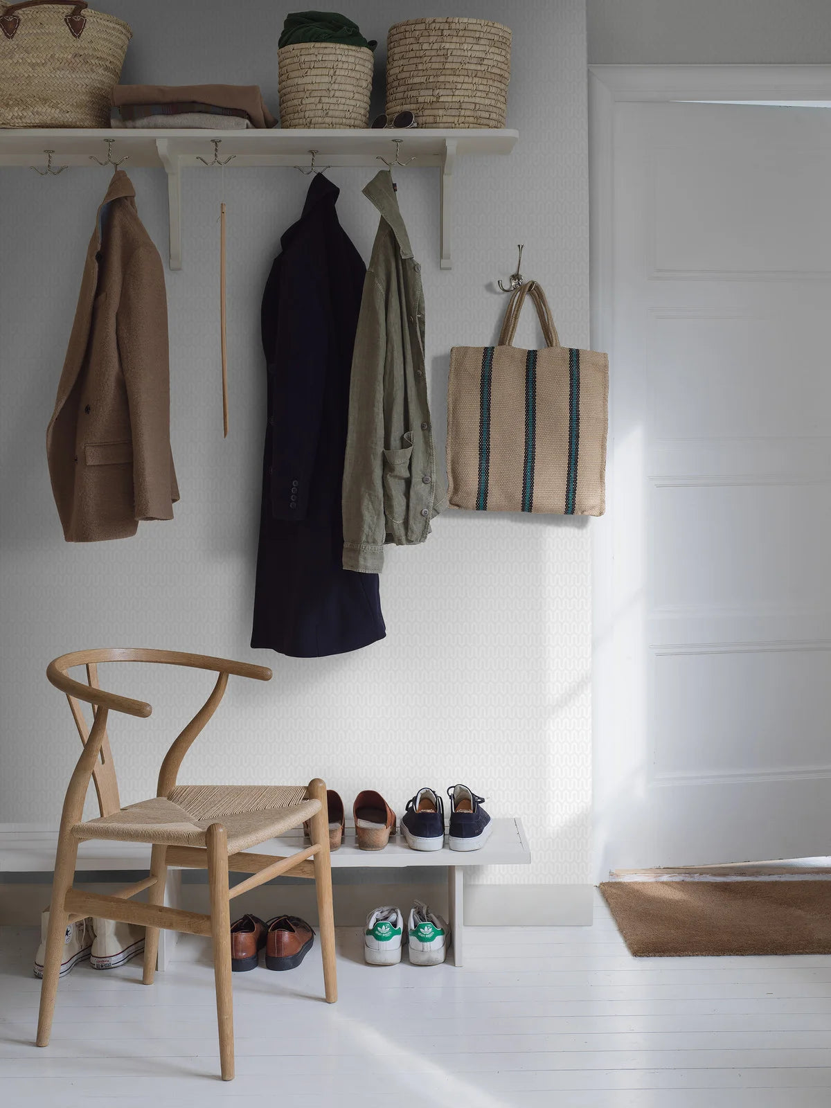 Papierová flizelínová tapeta s geometrickým vzorom YPSILON zlomená biela