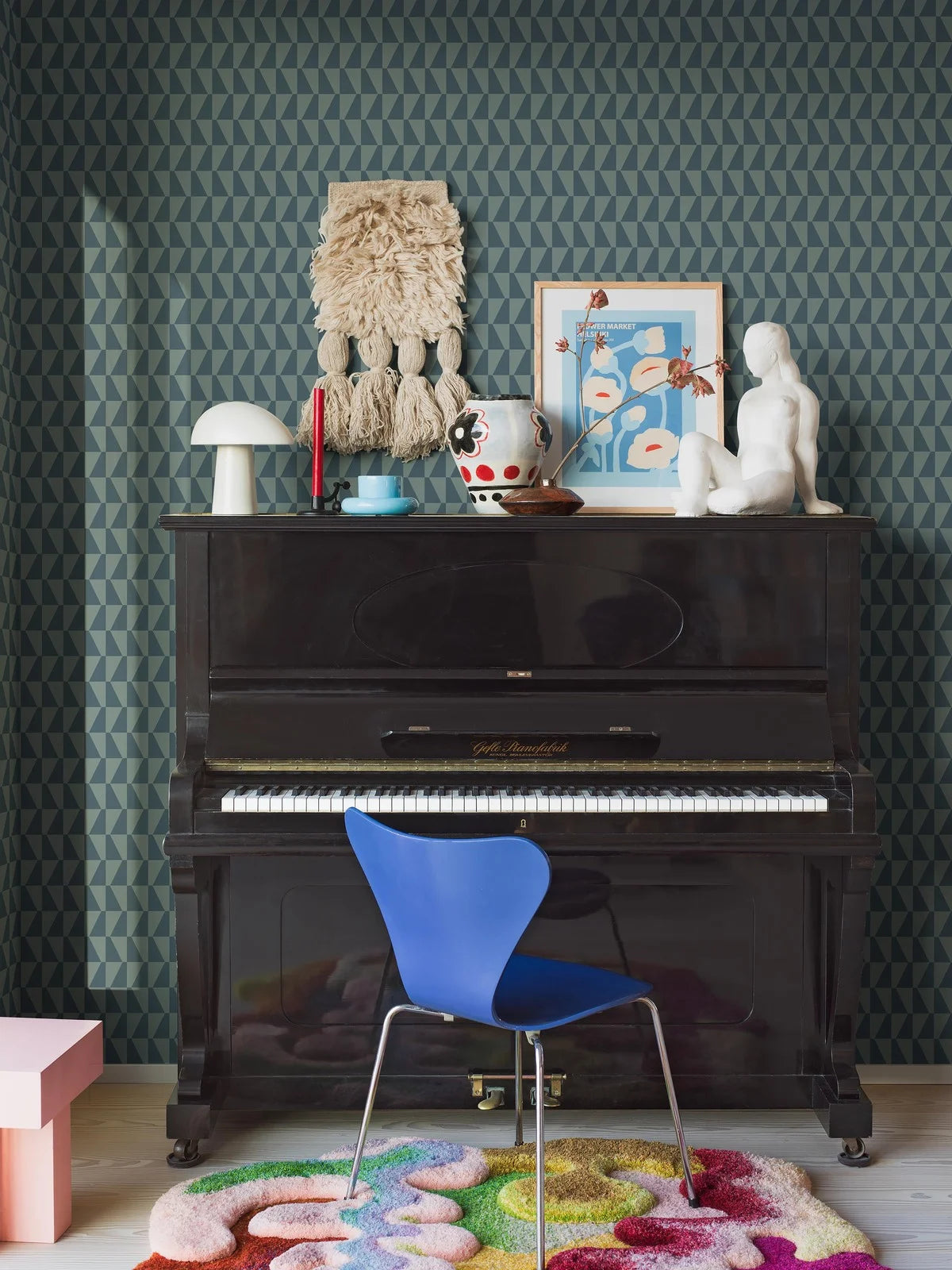 Papierová flizelínová tapeta s geometrickým vzorom TRAPEZ modrá so zelenou