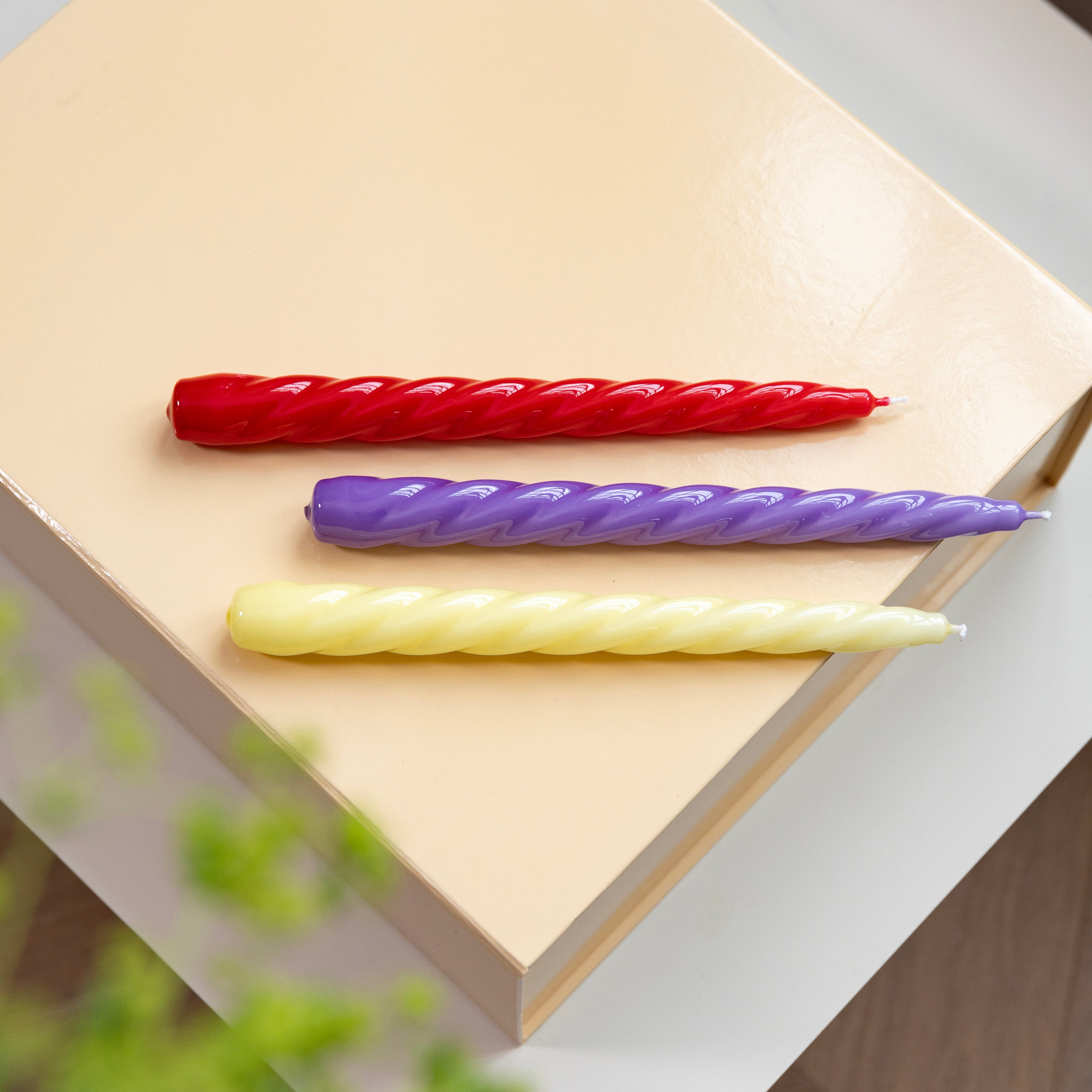 Súprava sviečok BRAVO SUNSET fialová s červenou a žltou