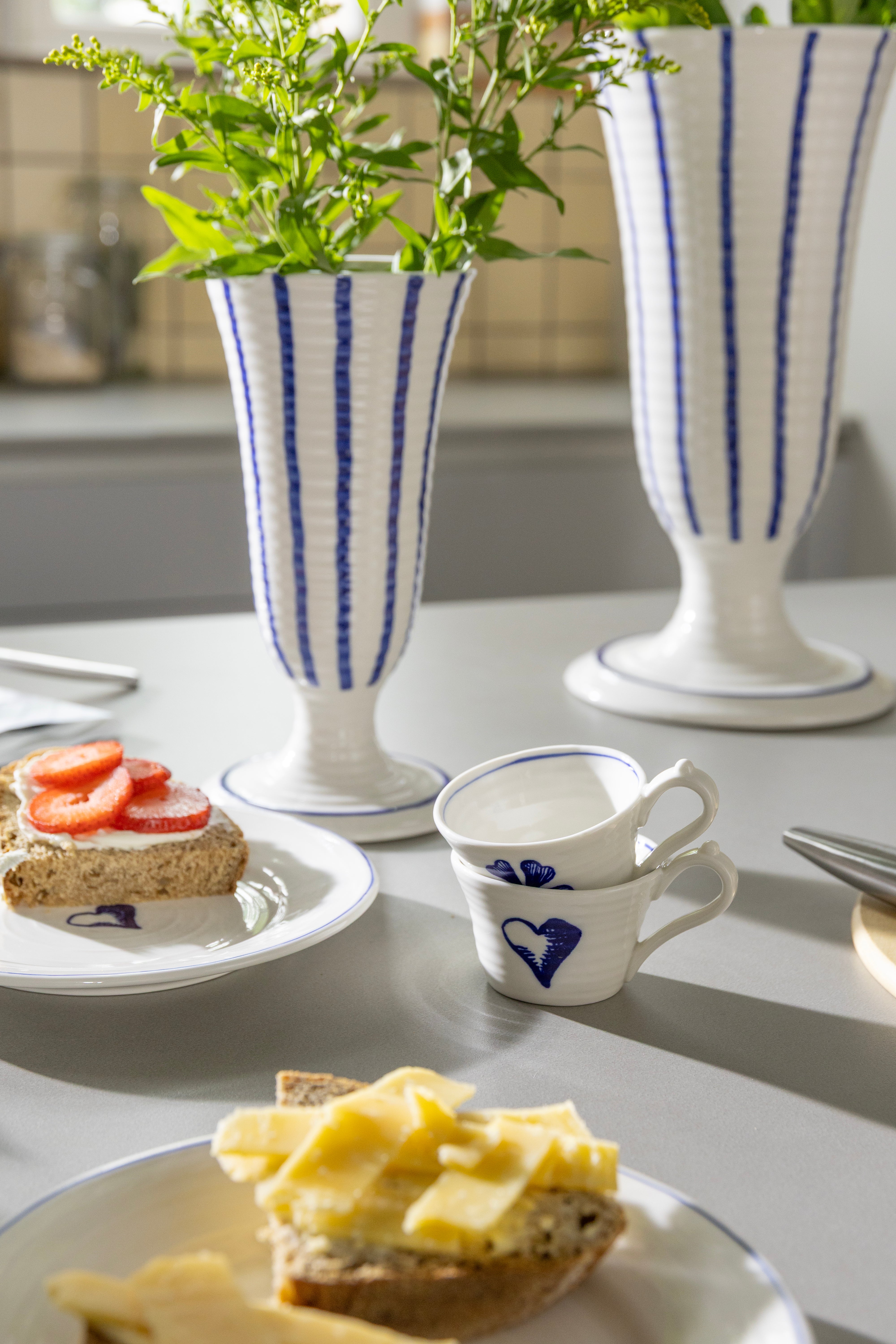 Váza ANOUK LILIUM biela s modrou