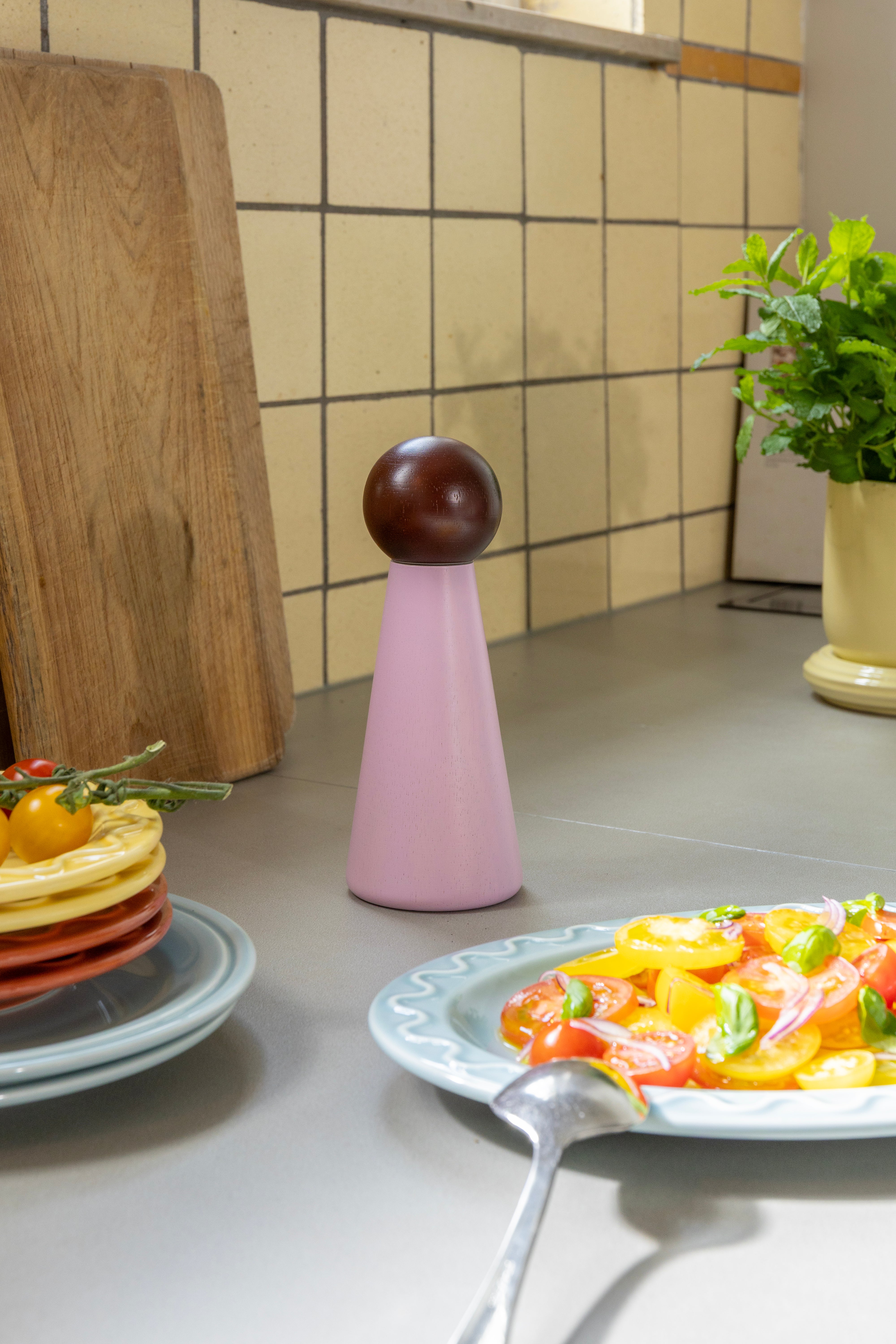 Mlynček na korenie HALMA LARGE ružový s burgundskou farbou