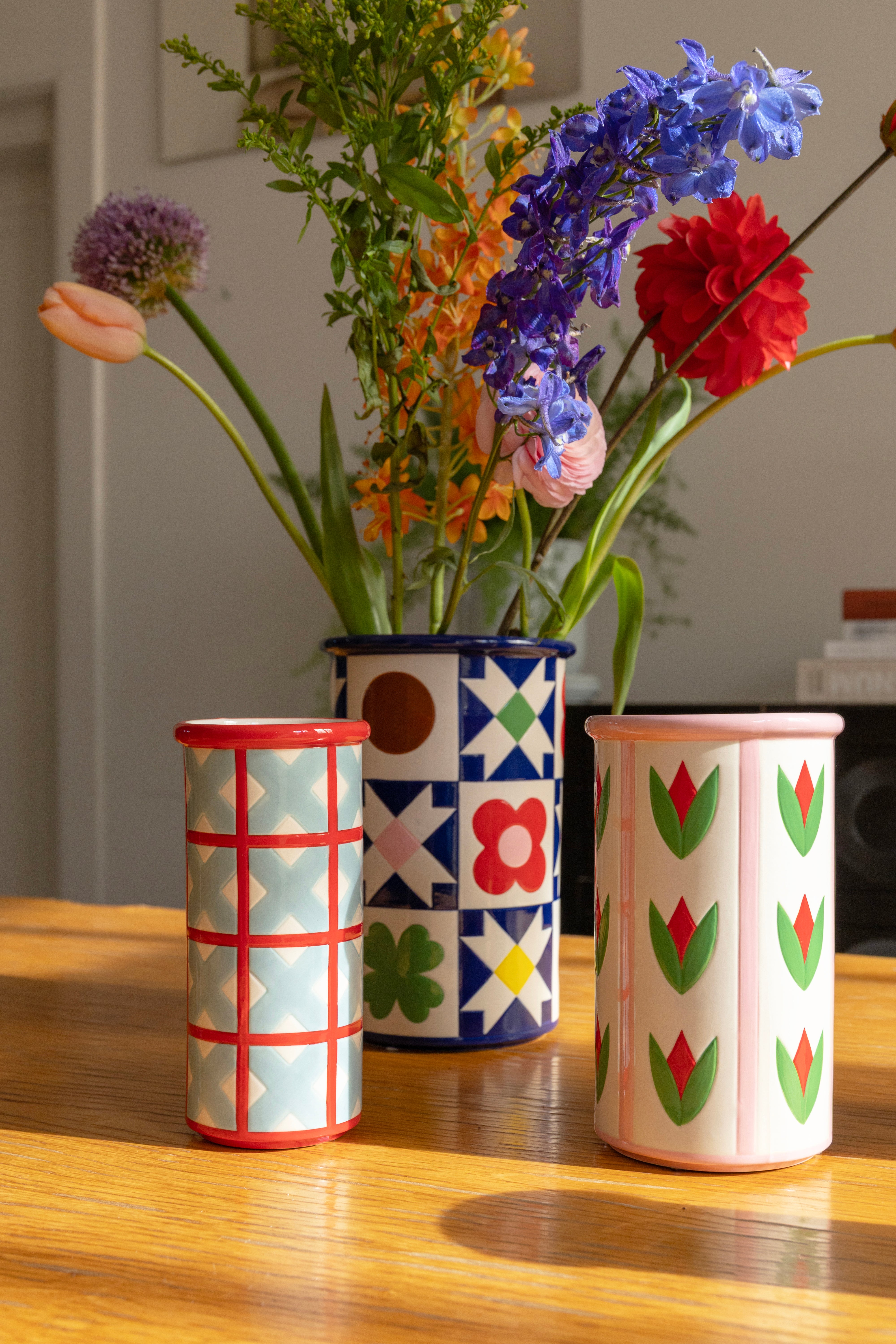 Váza PATCH TULIP biela s ružovou a zelenou