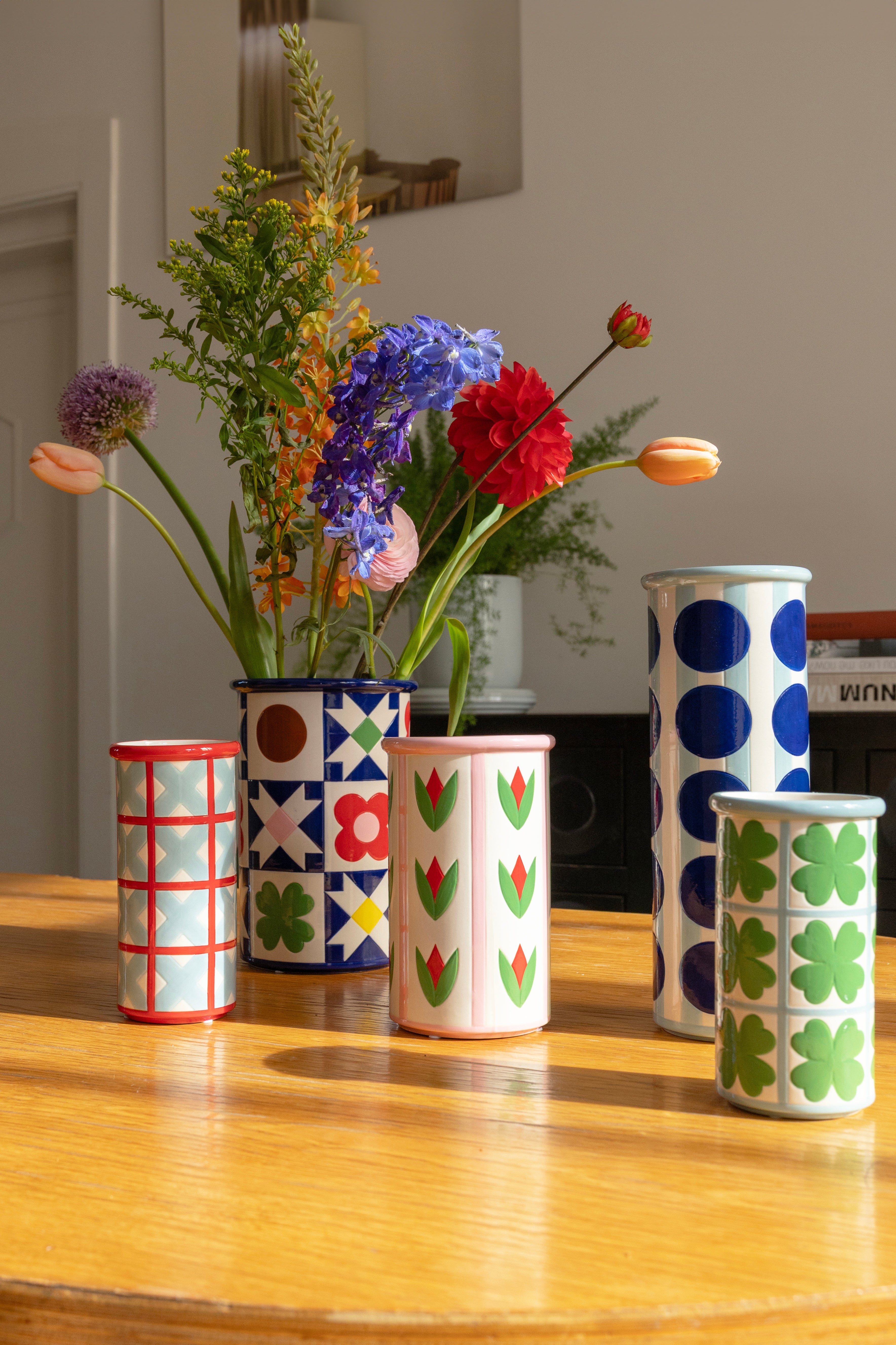 Váza PATCH TULIP biela s ružovou a zelenou