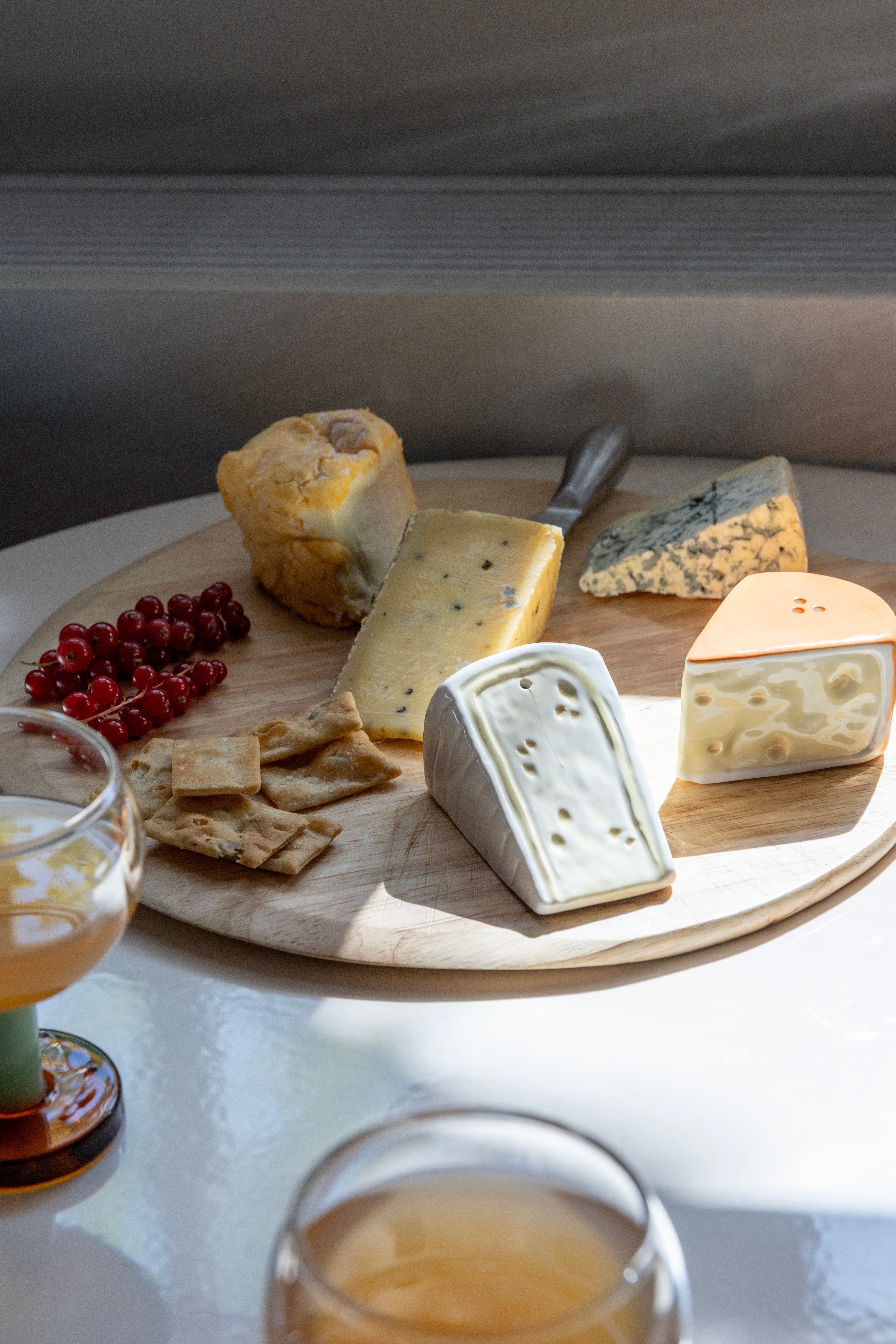 Soľnička a korenička CHEESE biela s oranžovou