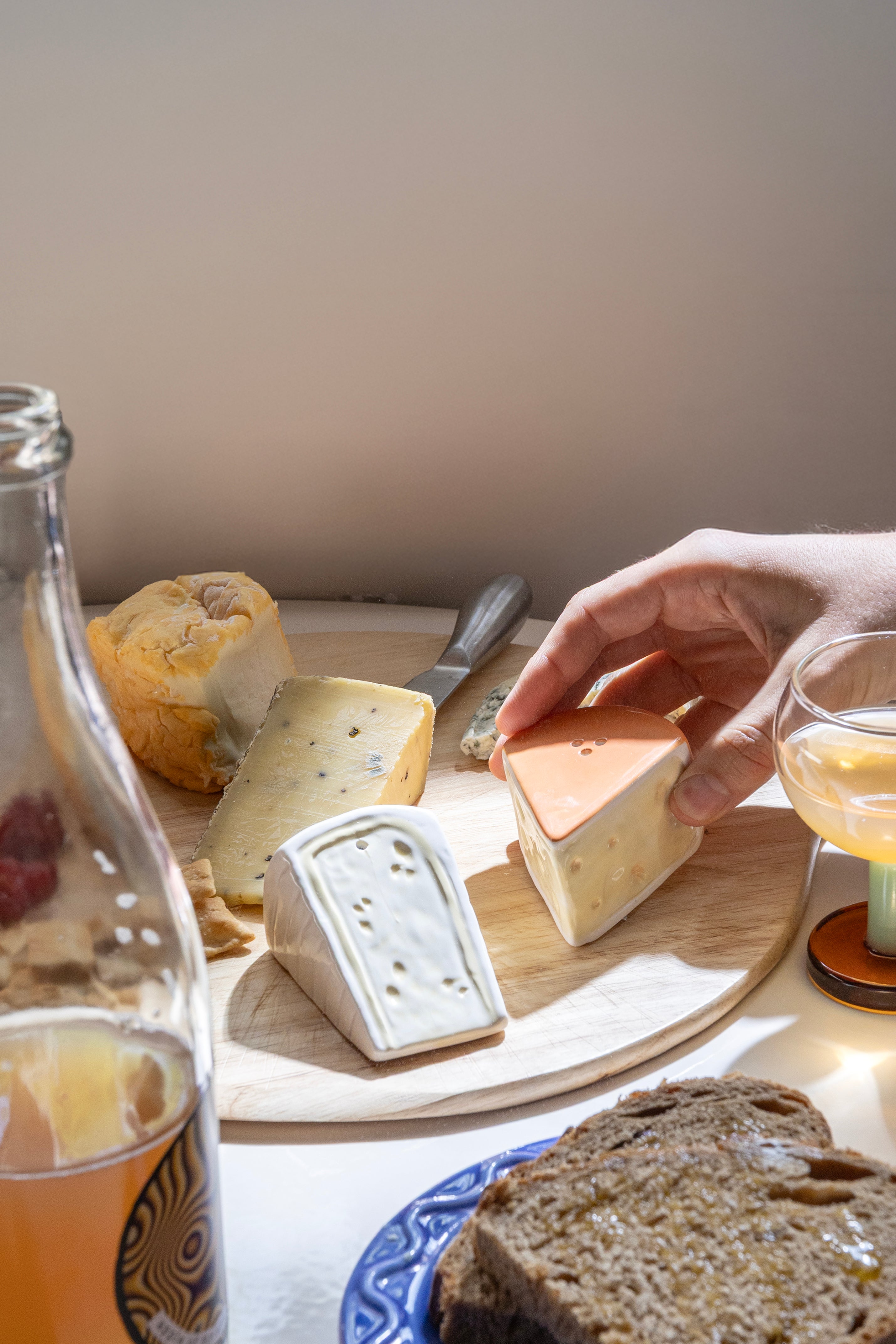 Soľnička a korenička CHEESE biela s oranžovou