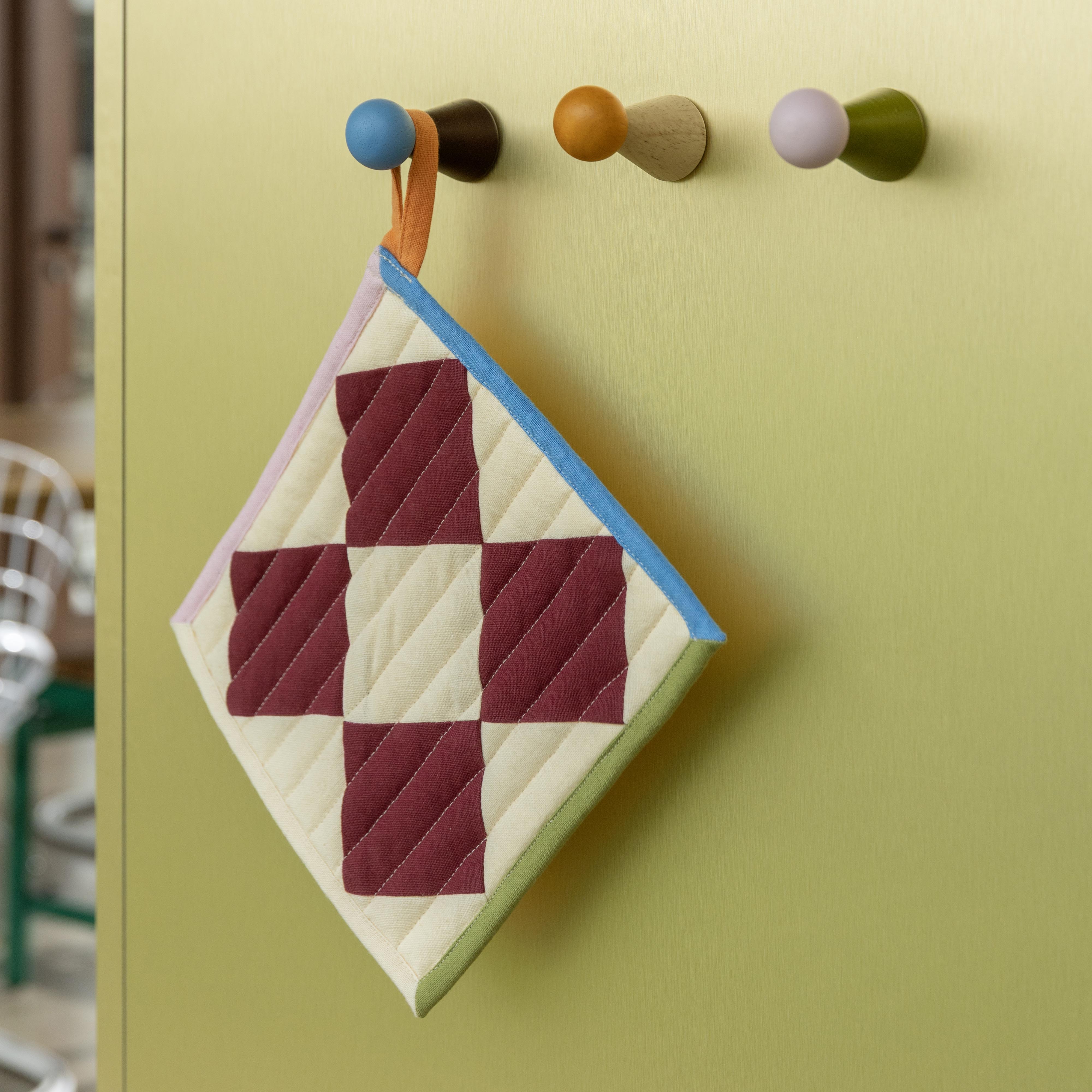 STITCH CHECK kitchen mitt in burgundy with beige and orange