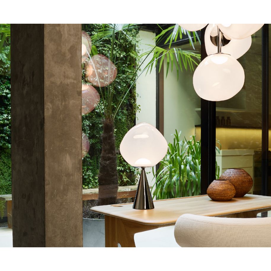 Stolná lampa MELT opalizujúca s čiernym podstavcom