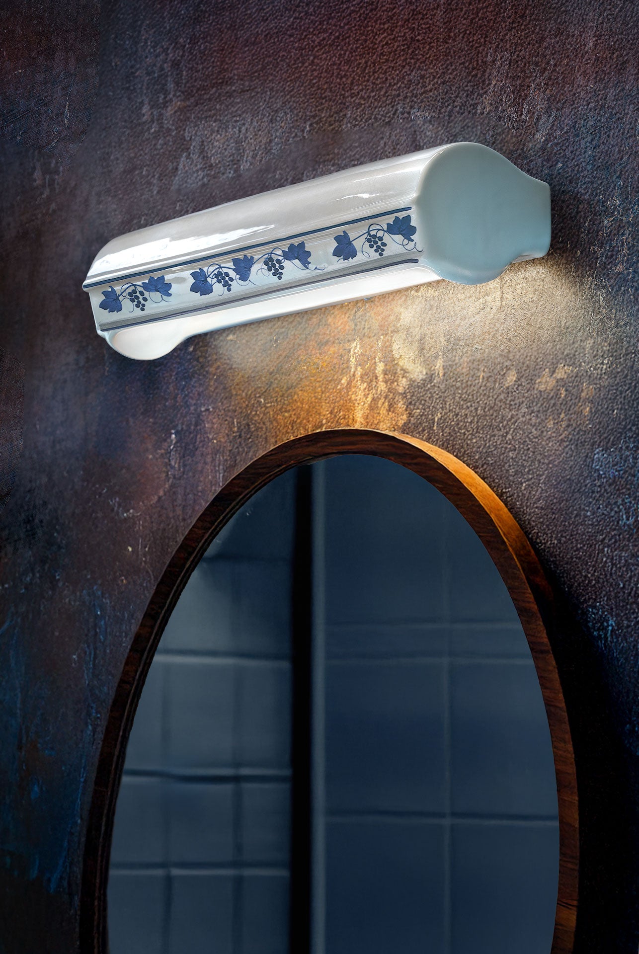 Biely keramický nástenný svietidlo TRIESTE s modrým vzorom