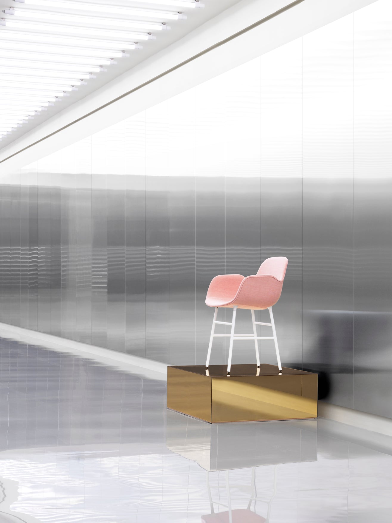 Čalúnená stolička s opierkami FORM so zeleným podstavcom