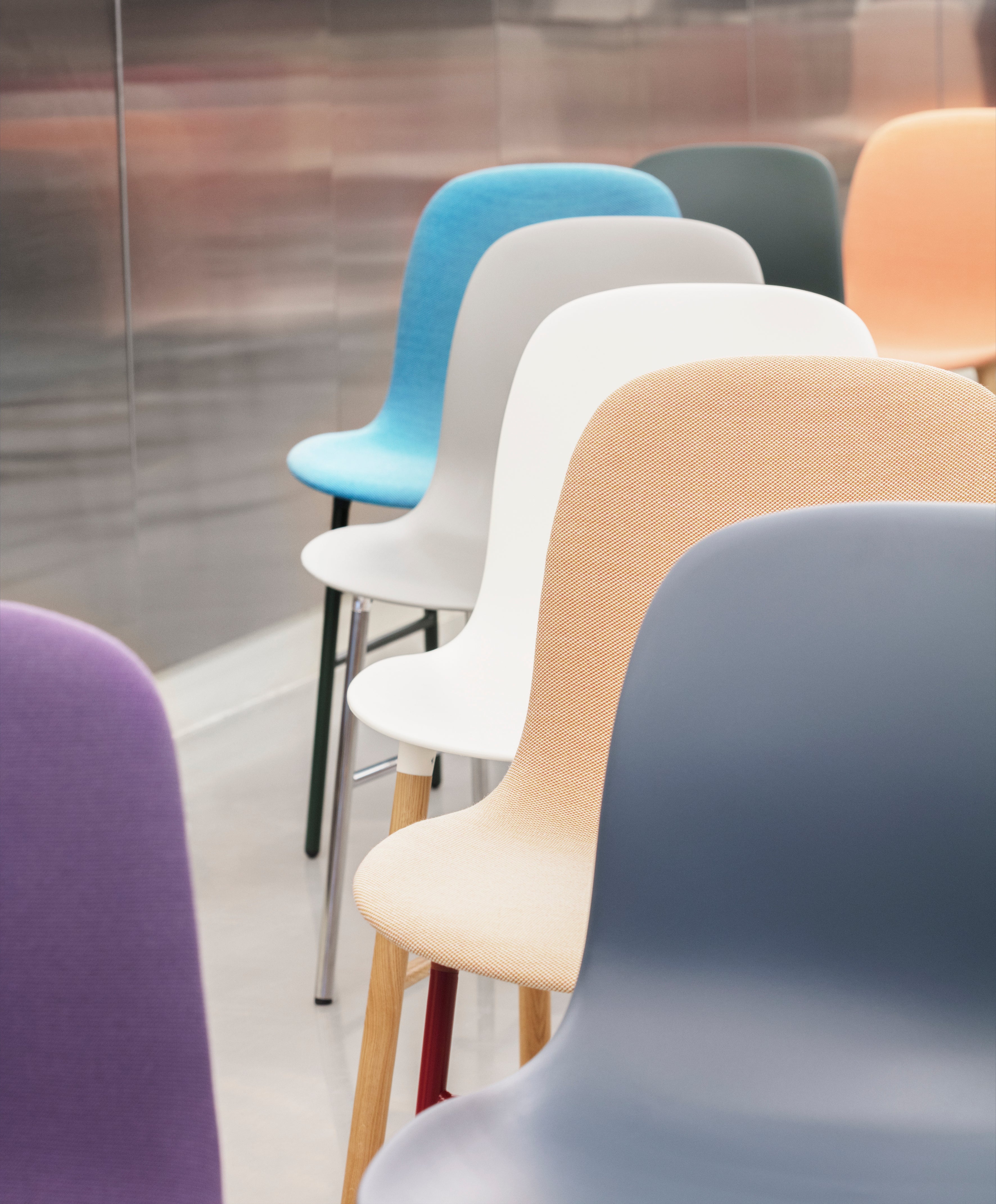 Čalúnená stolička FORM s orechovým podstavcom