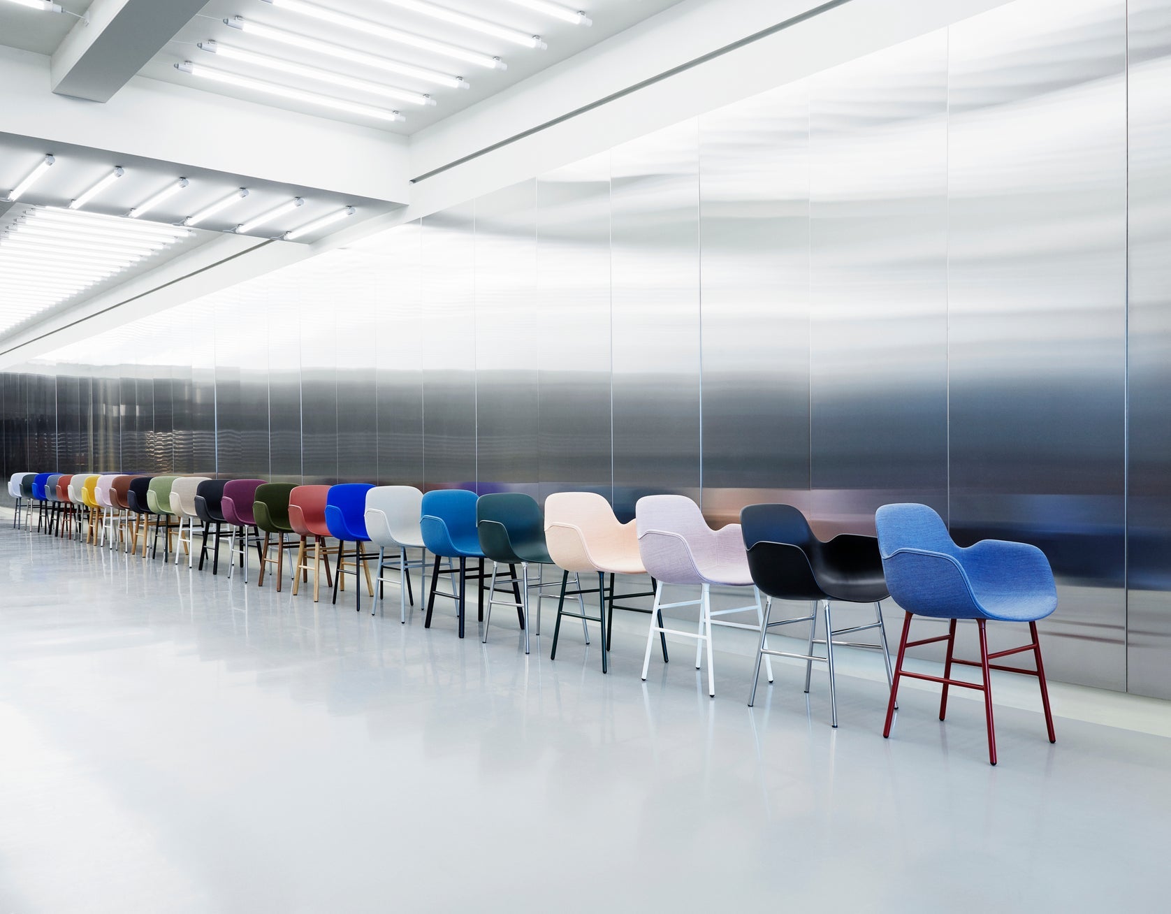 Chair with armrests of light gray forms with a black oak base