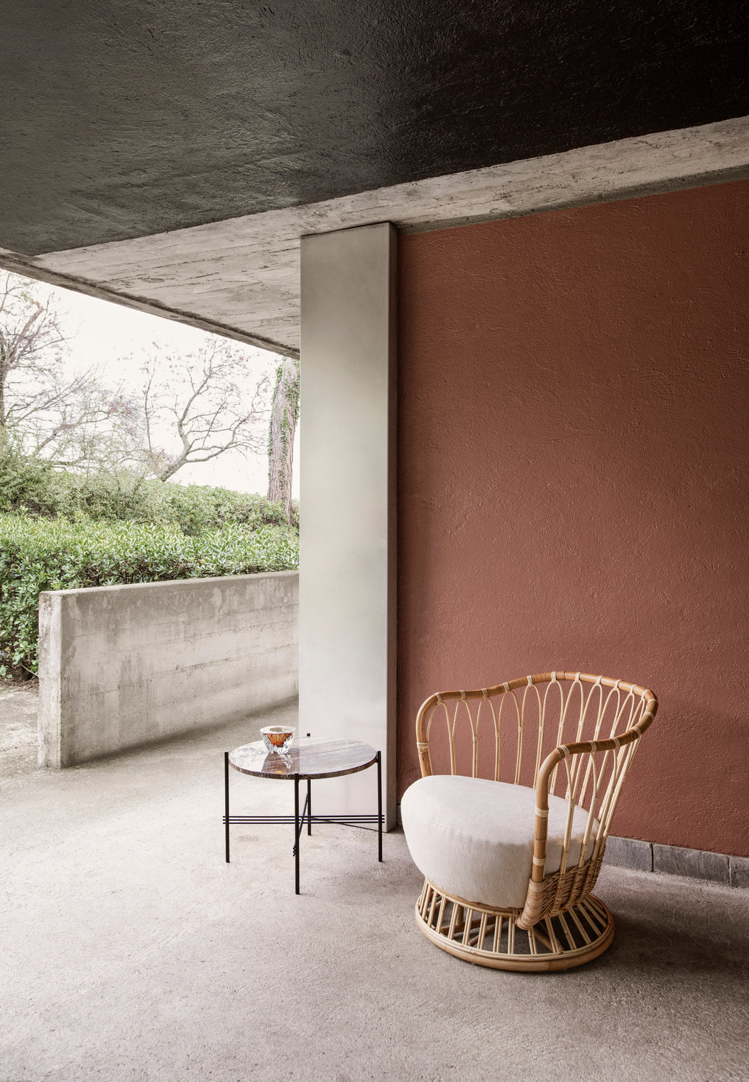 Fotel GRACE čalúnený s ratanovým podstavcom