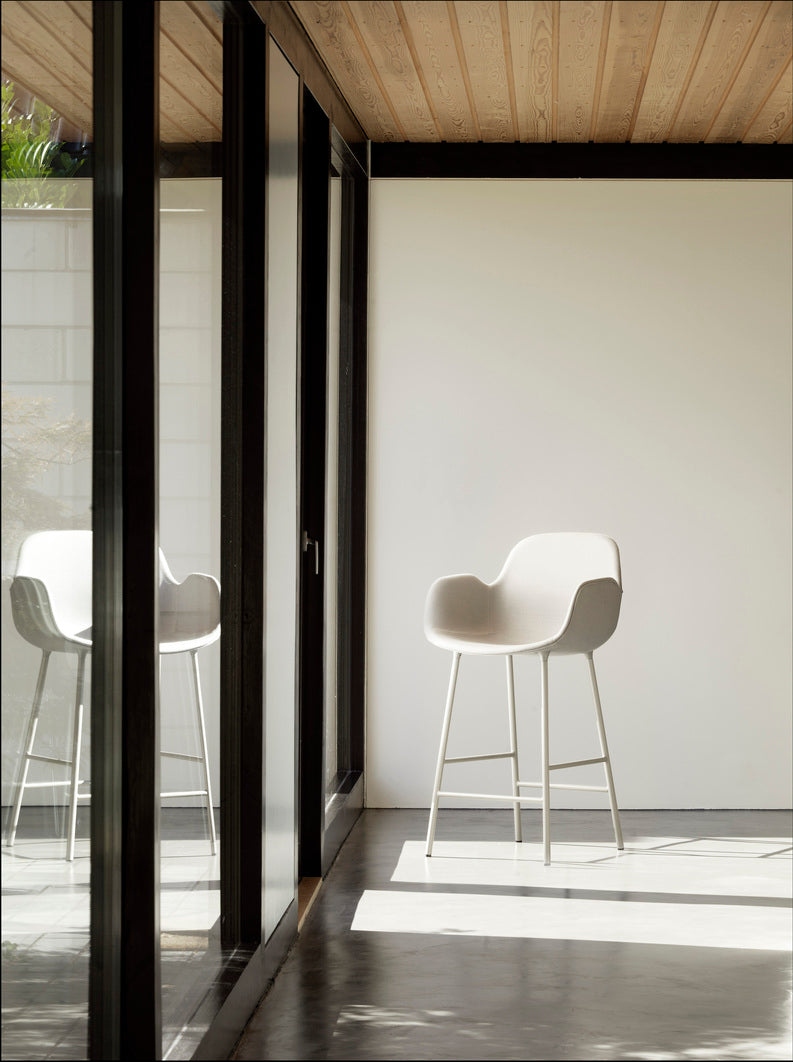 Bar chair upholstered with armrests of forms with a red base