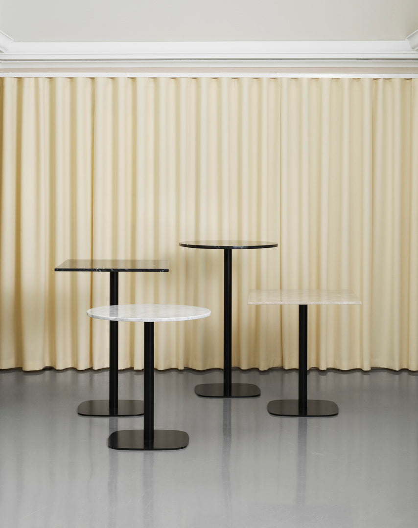 Square café table. MARMOM FREE Sand Top with a black base