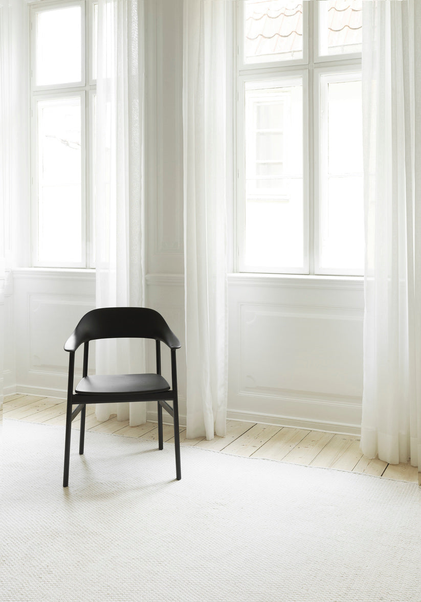 Chair with armrests Herit Black with a black oak base