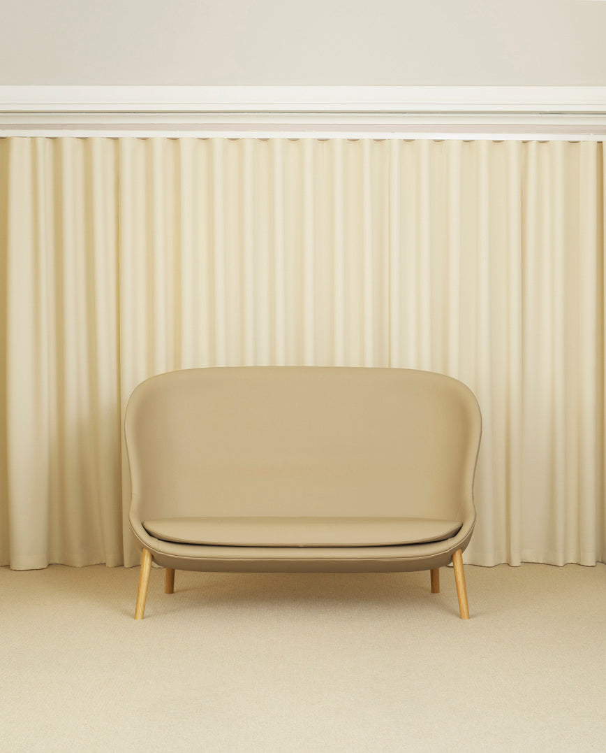 Pohovka čalúnená HYG s dubovým podstavcom