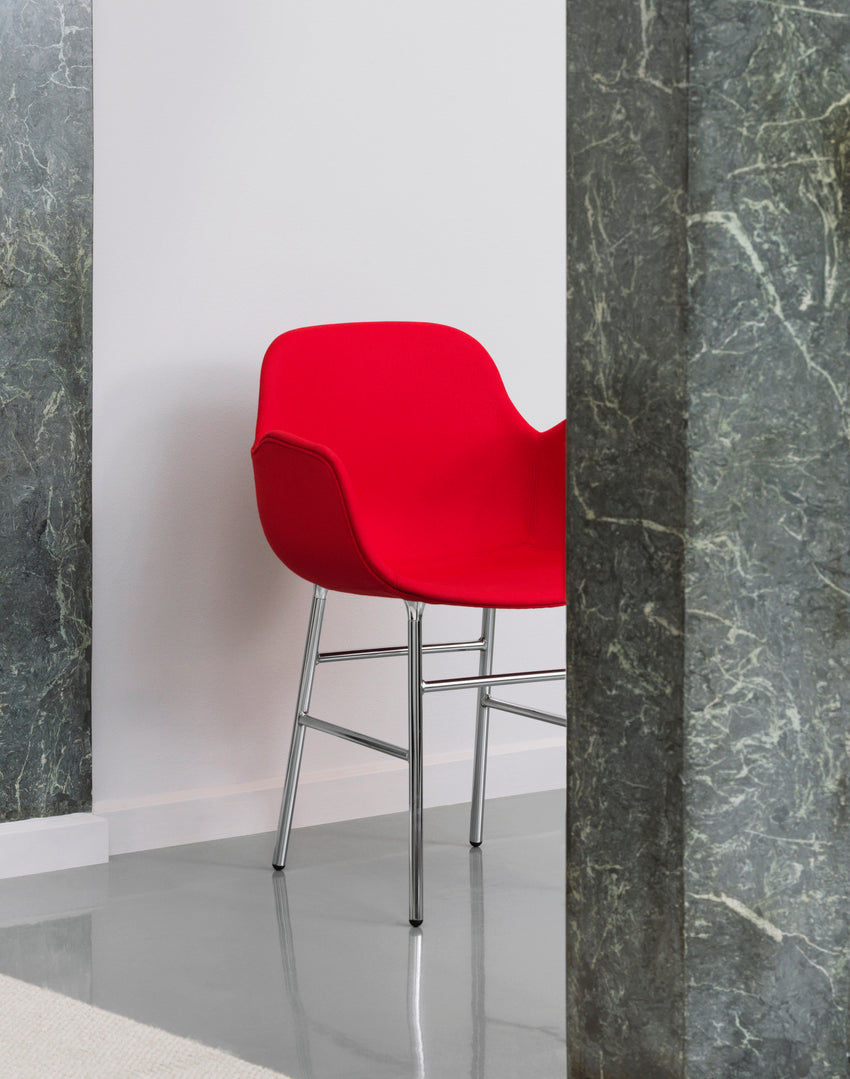 Chair with armrests of burgundy forms with a chrome base