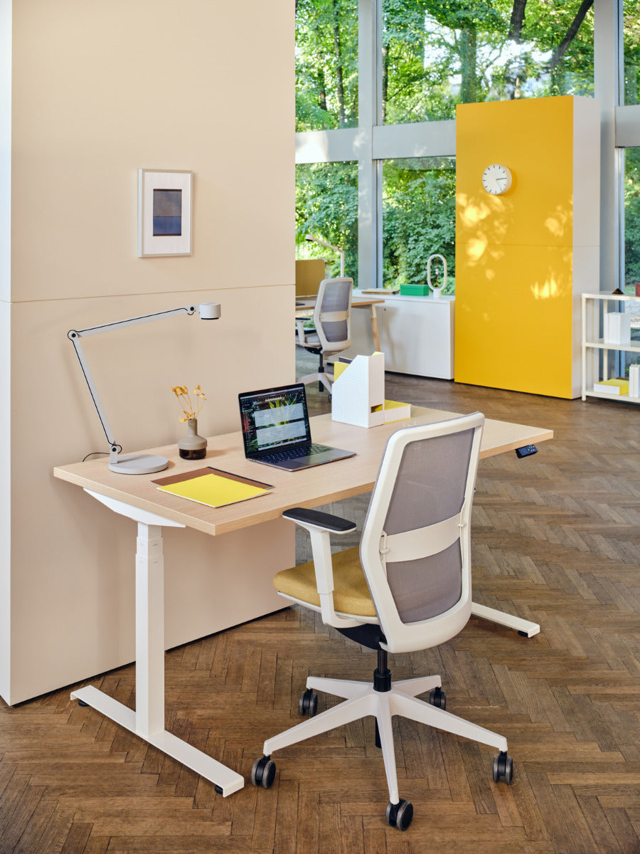 Kreslo s perforovaným operadlom EVO s nastaviteľným podstavcom na kolieskach pre tvrdé povrchy