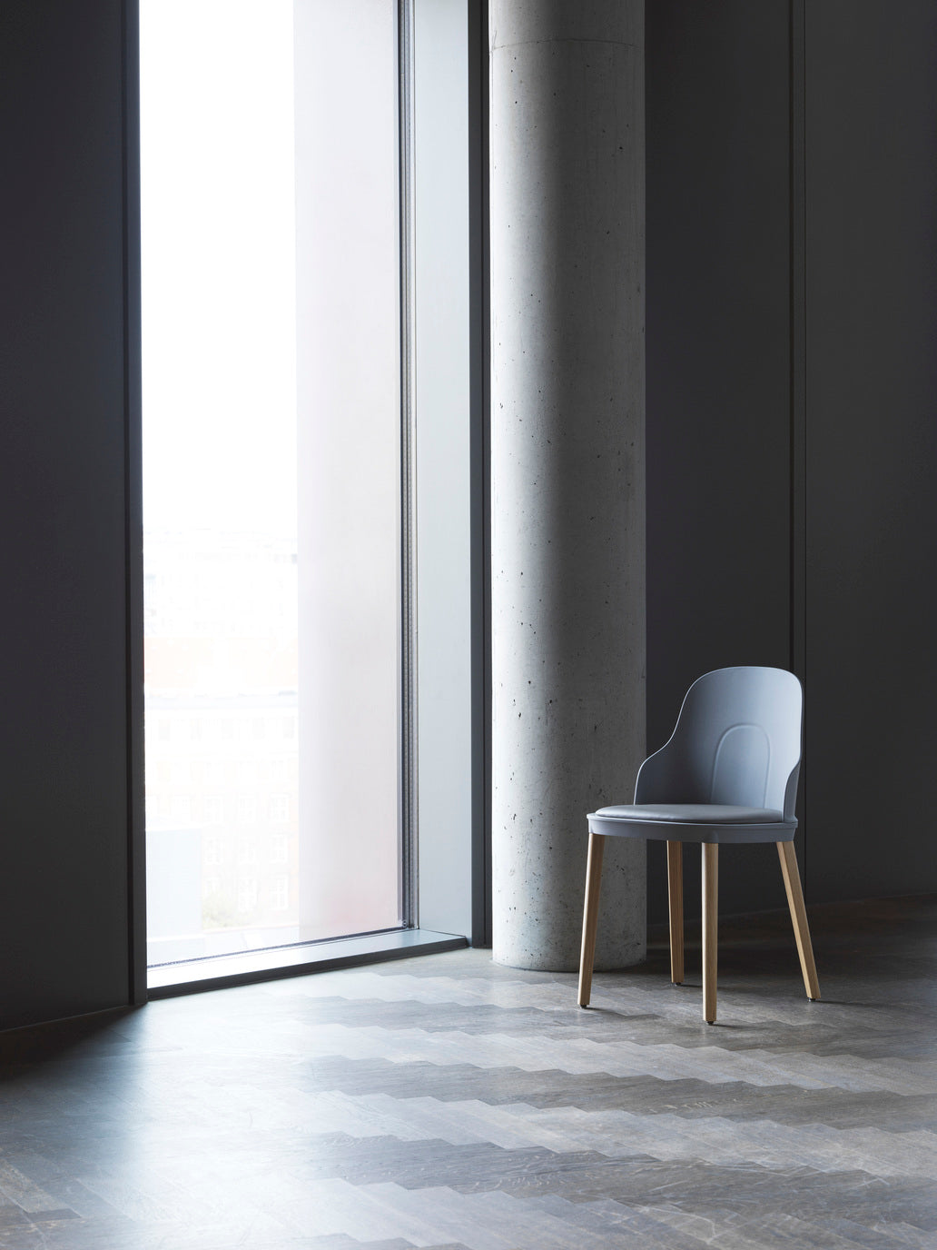 Chair allez warm gray main line flax with an oak base