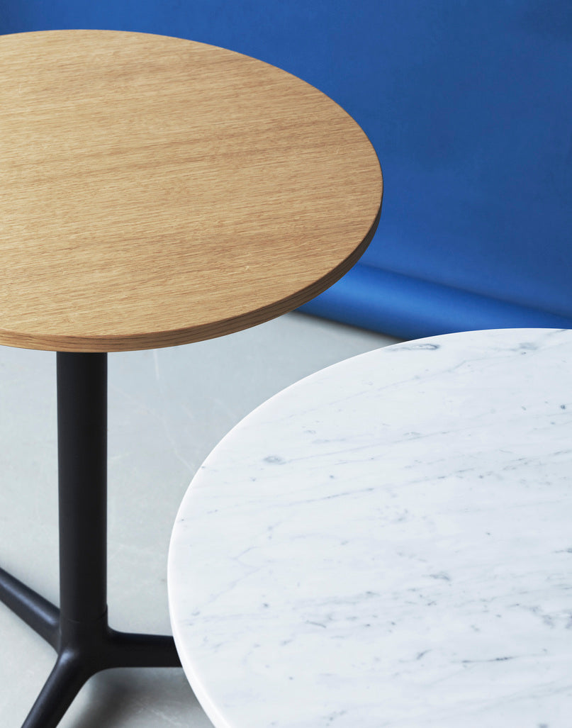 Kavárenský stôl okrúhly ALLEZ s drevenou doskou a čiernou základňou