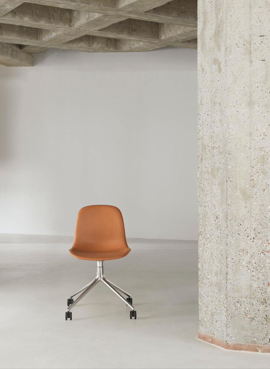 4W cream chair cream with a black base on wheels