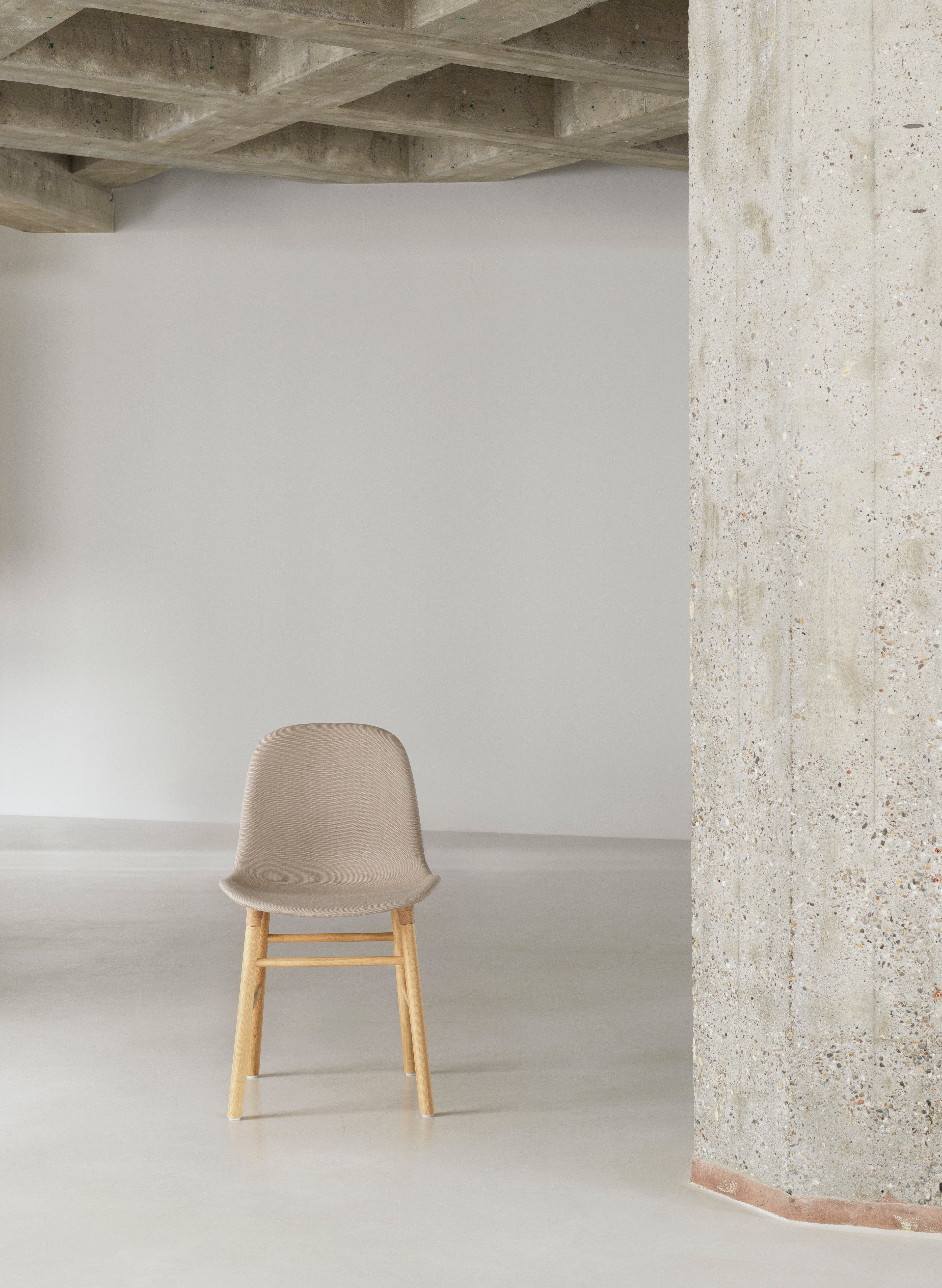 Čalúnená stolička FORM s orechovým podstavcom