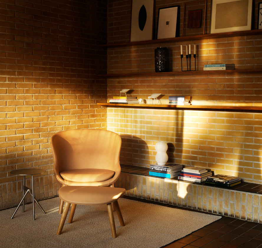 Čalúnený podnožník HYG s čiernym dubovým podstavcom